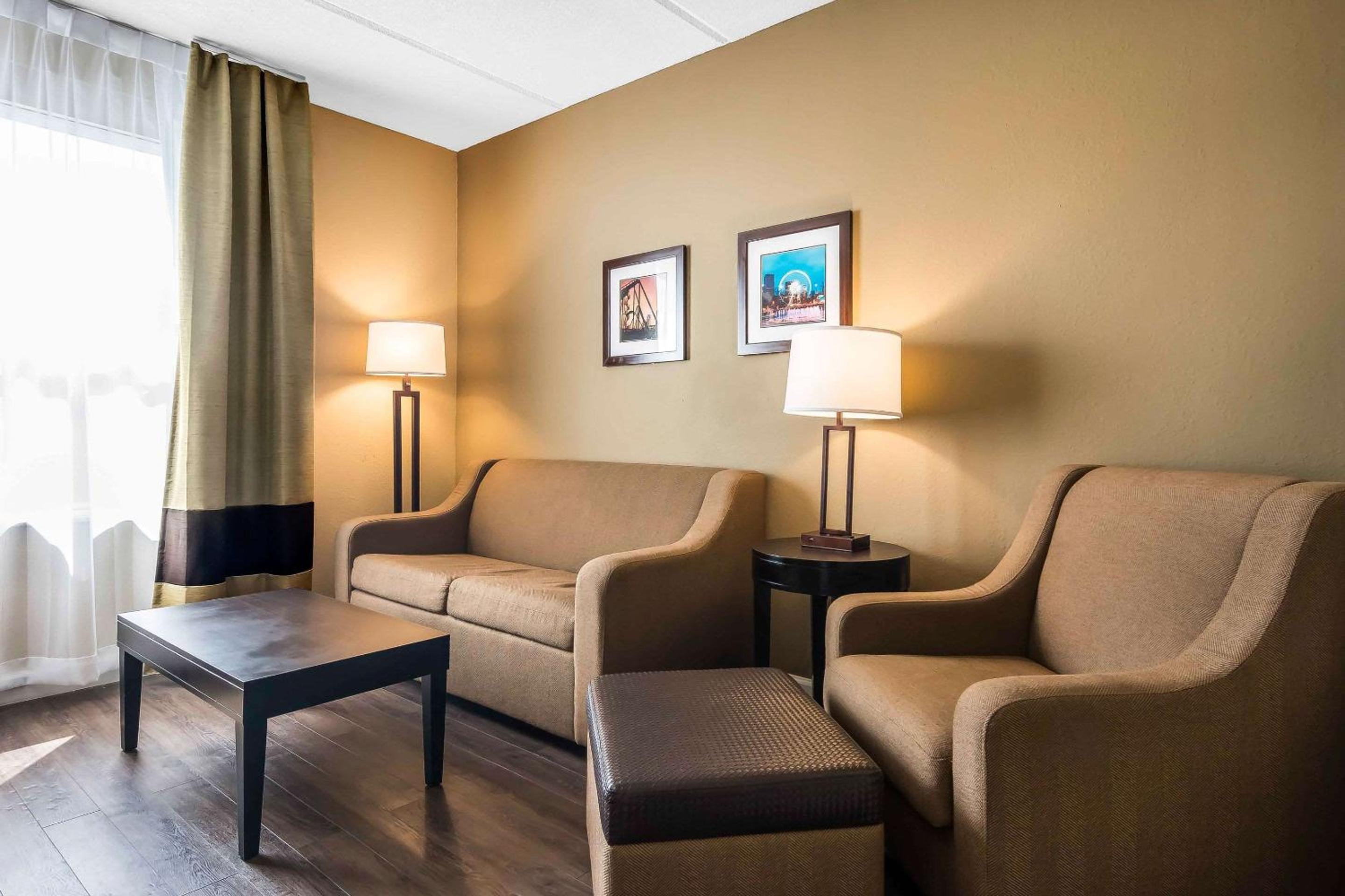 Queen Suite with Two Queen Beds and Sofa Bed - Photo 6