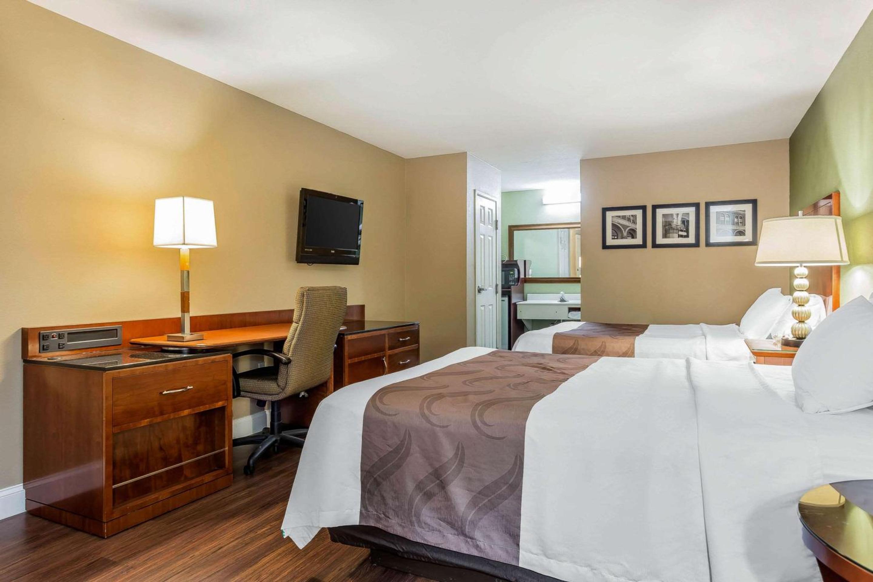 Queen Room with Two Queen Beds - Non-Smoking - Photo 1