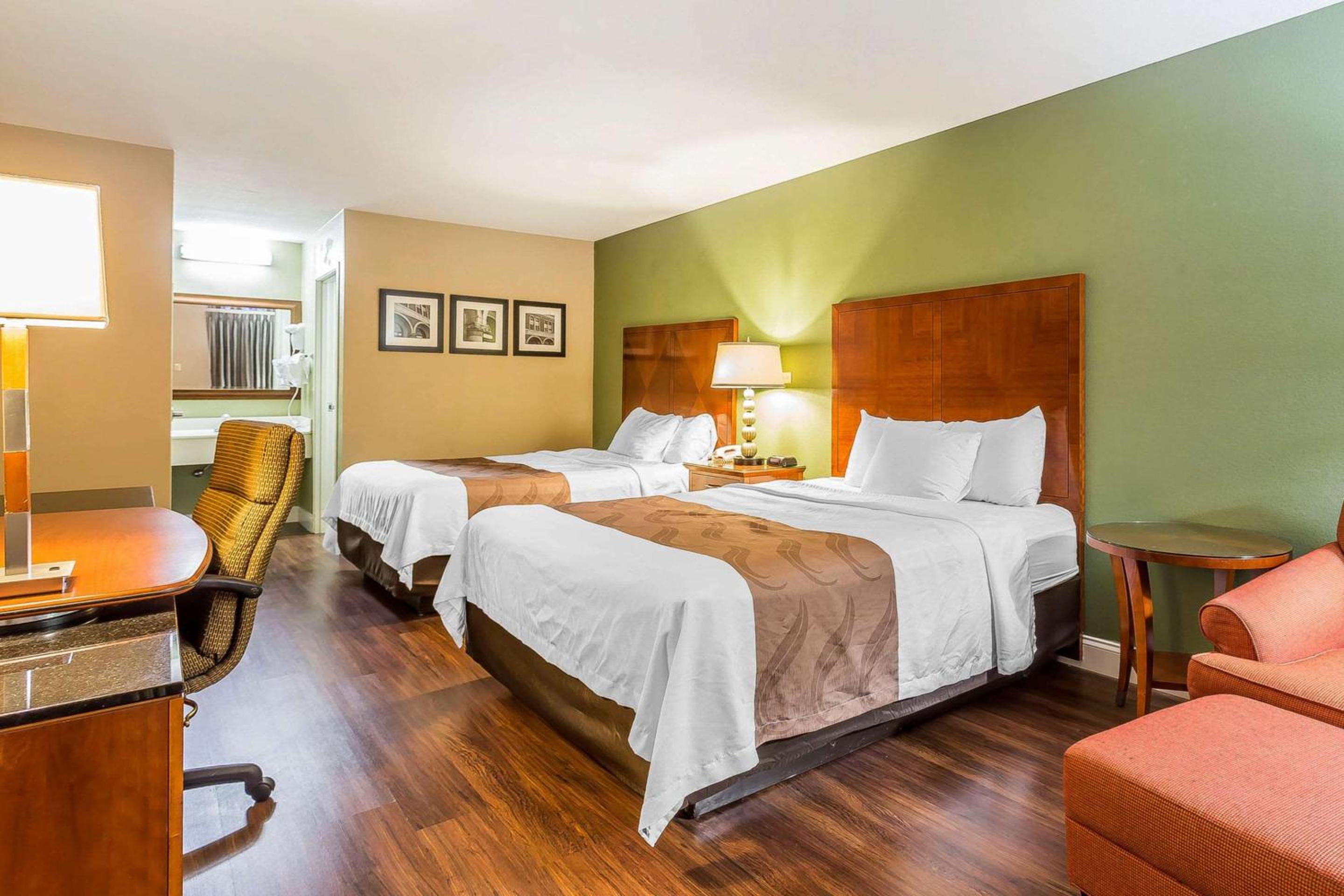 Queen Room with Two Queen Beds - Non-Smoking - Photo 4