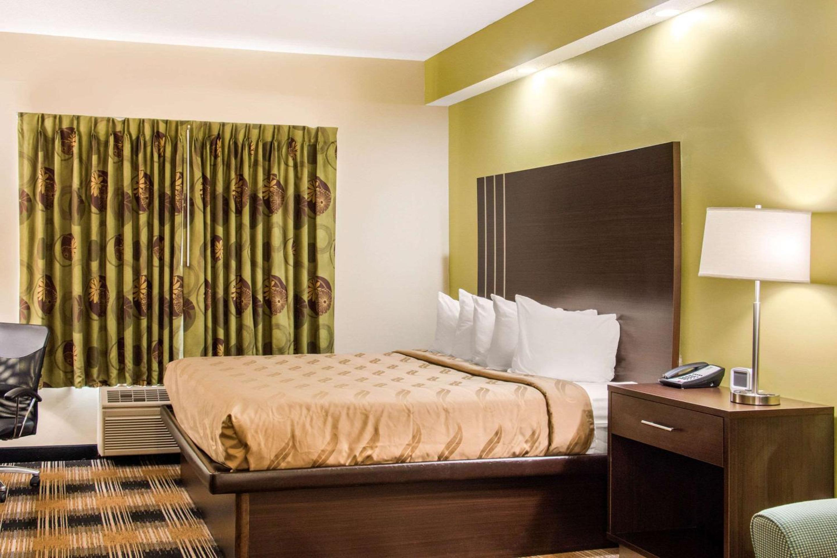 King Suite with Sofa Bed - Non-Smoking - Photo 3