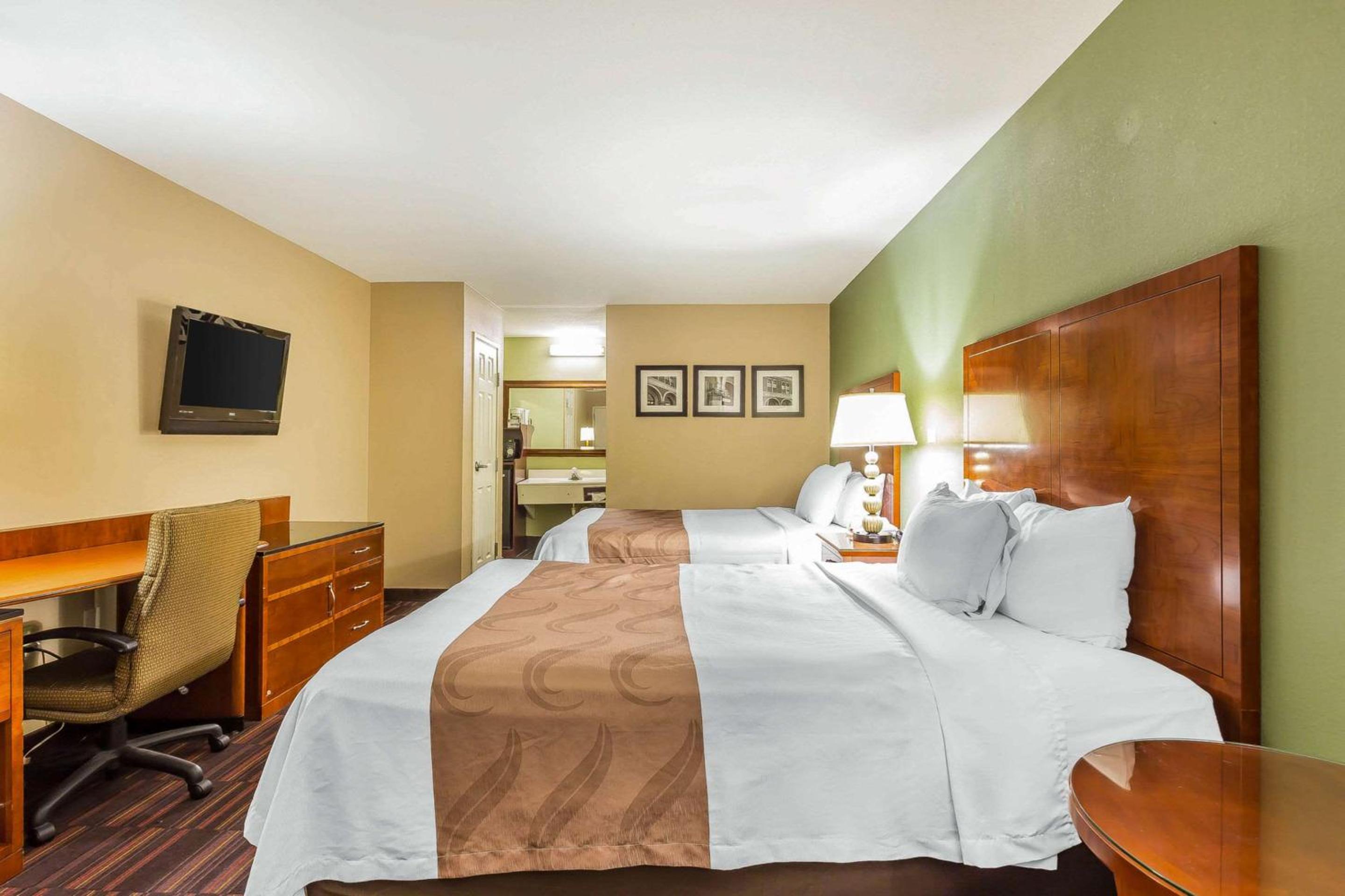 Queen Room with Two Queen Beds - Non-Smoking - Photo 5
