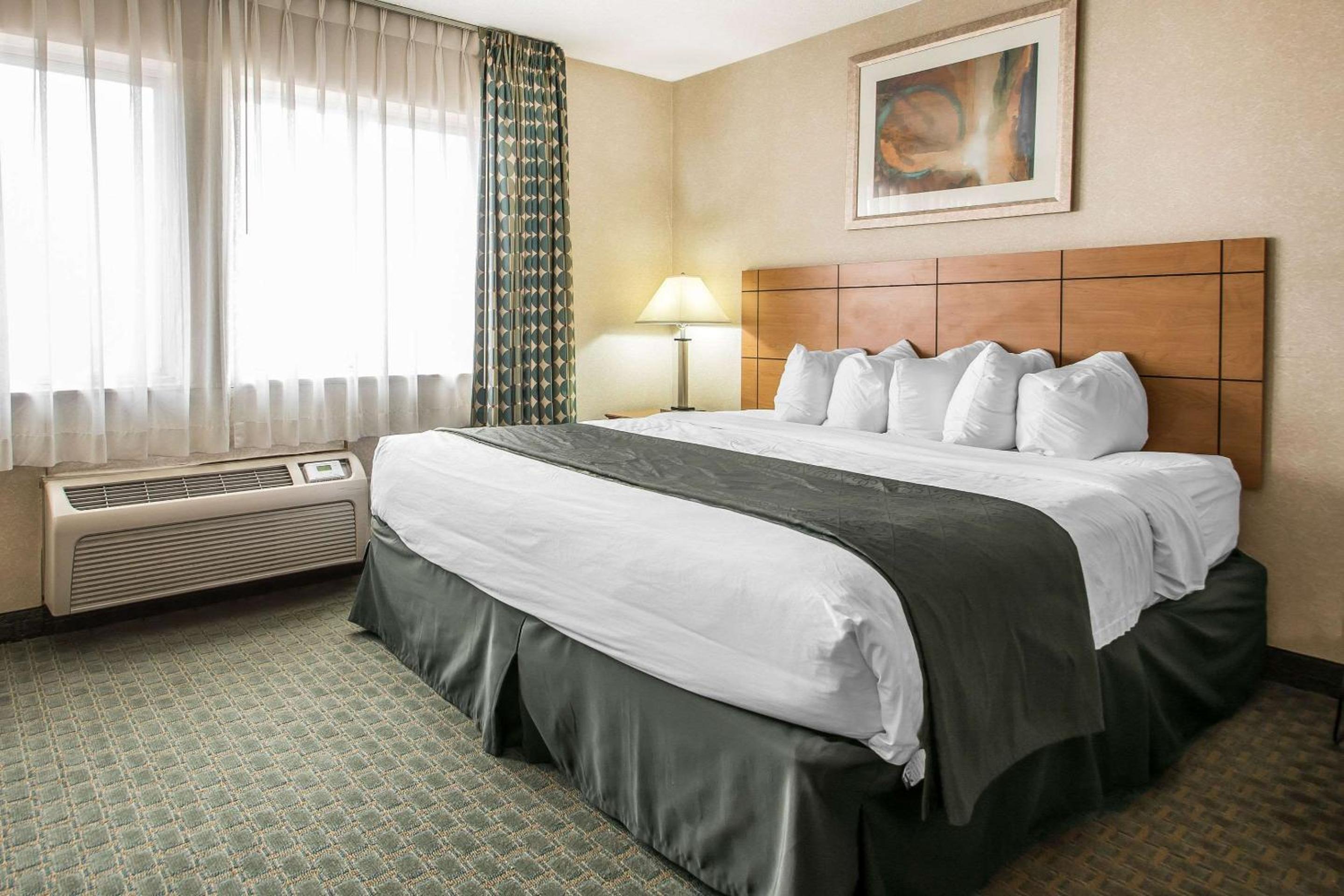 King Suite - Non-Smoking - Photo 1
