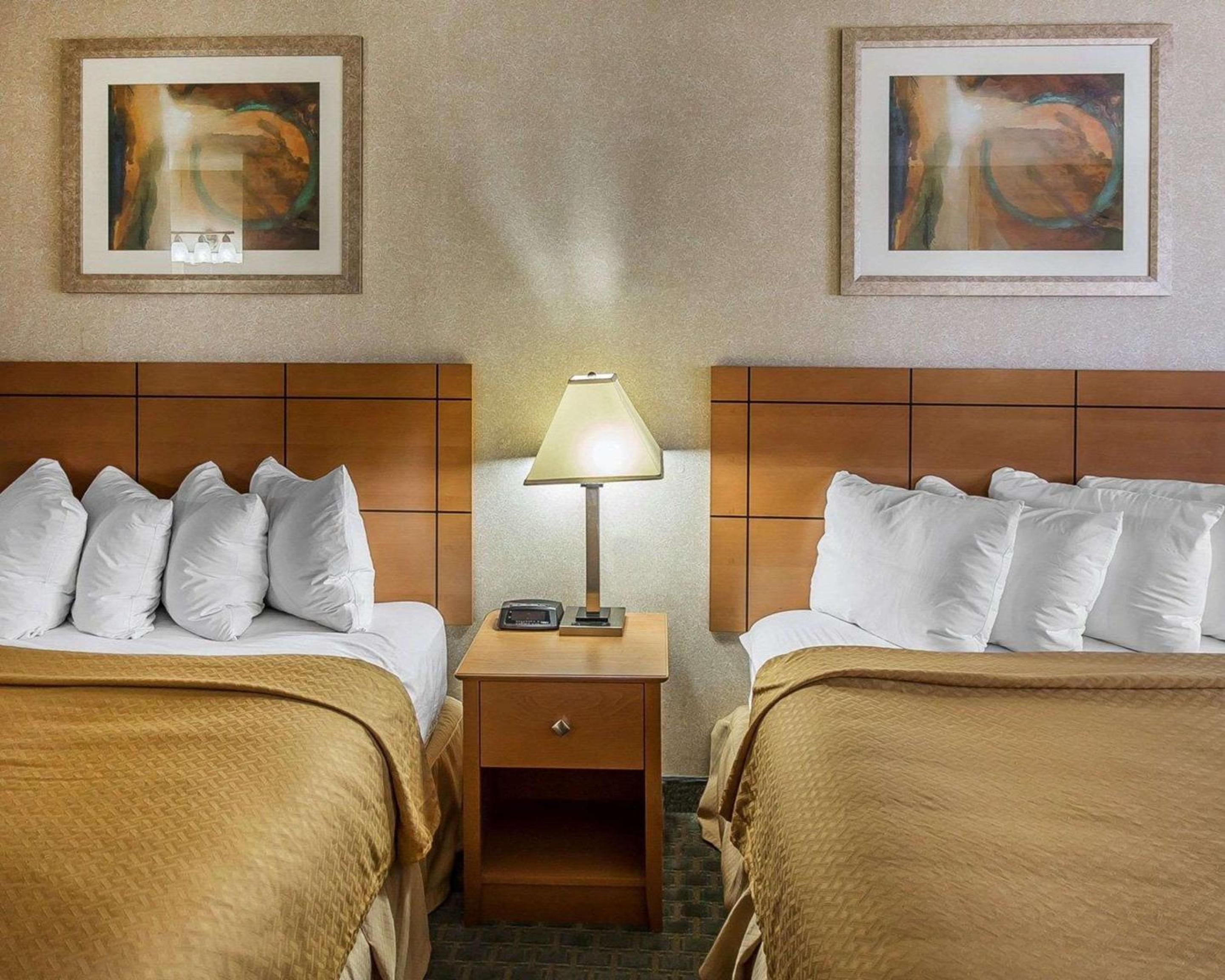 Queen Room with Two Queen Beds - Non-Smoking photo 2