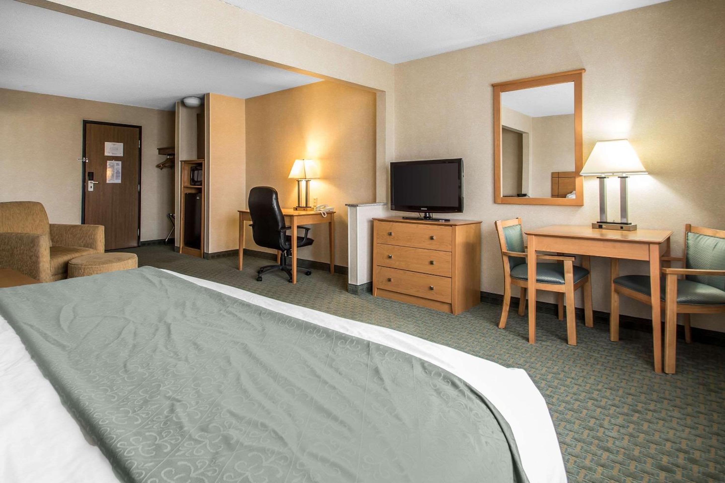 King Suite - Non-Smoking - Photo 3