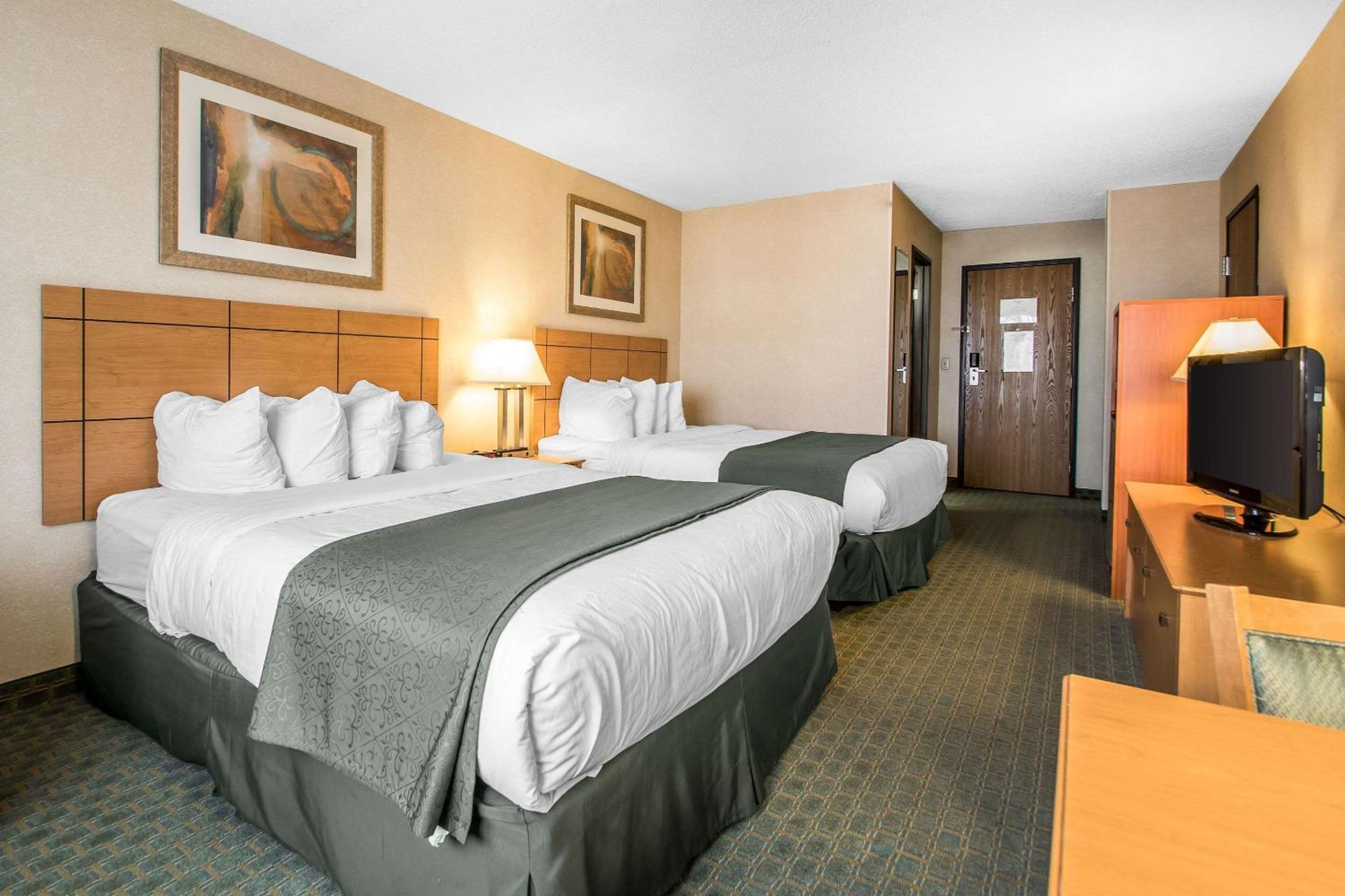 Queen Room with Two Queen Beds - Non-Smoking - Photo 1