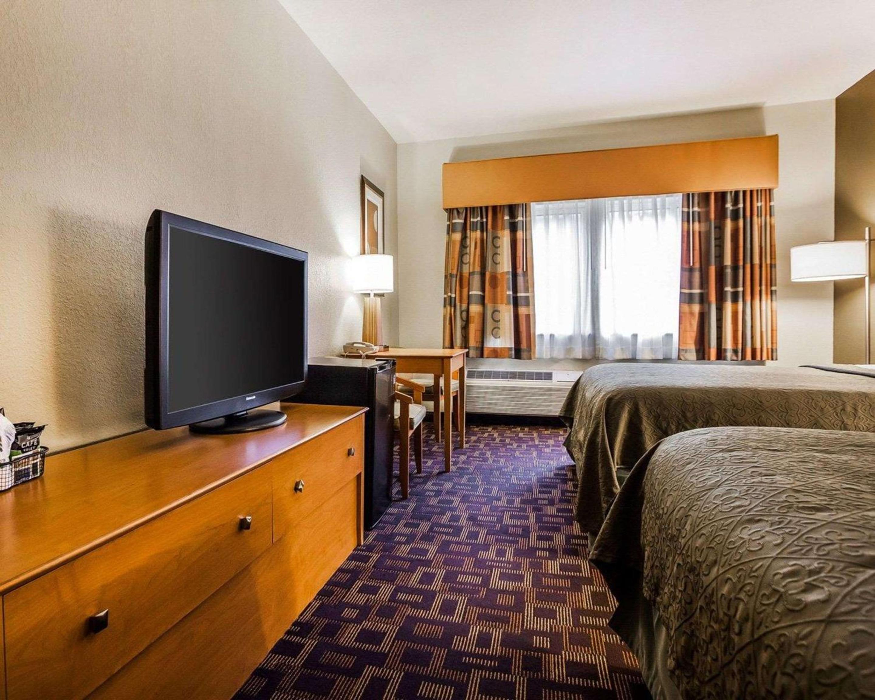 Queen Room with Two Queen Beds - Non-Smoking photo 2