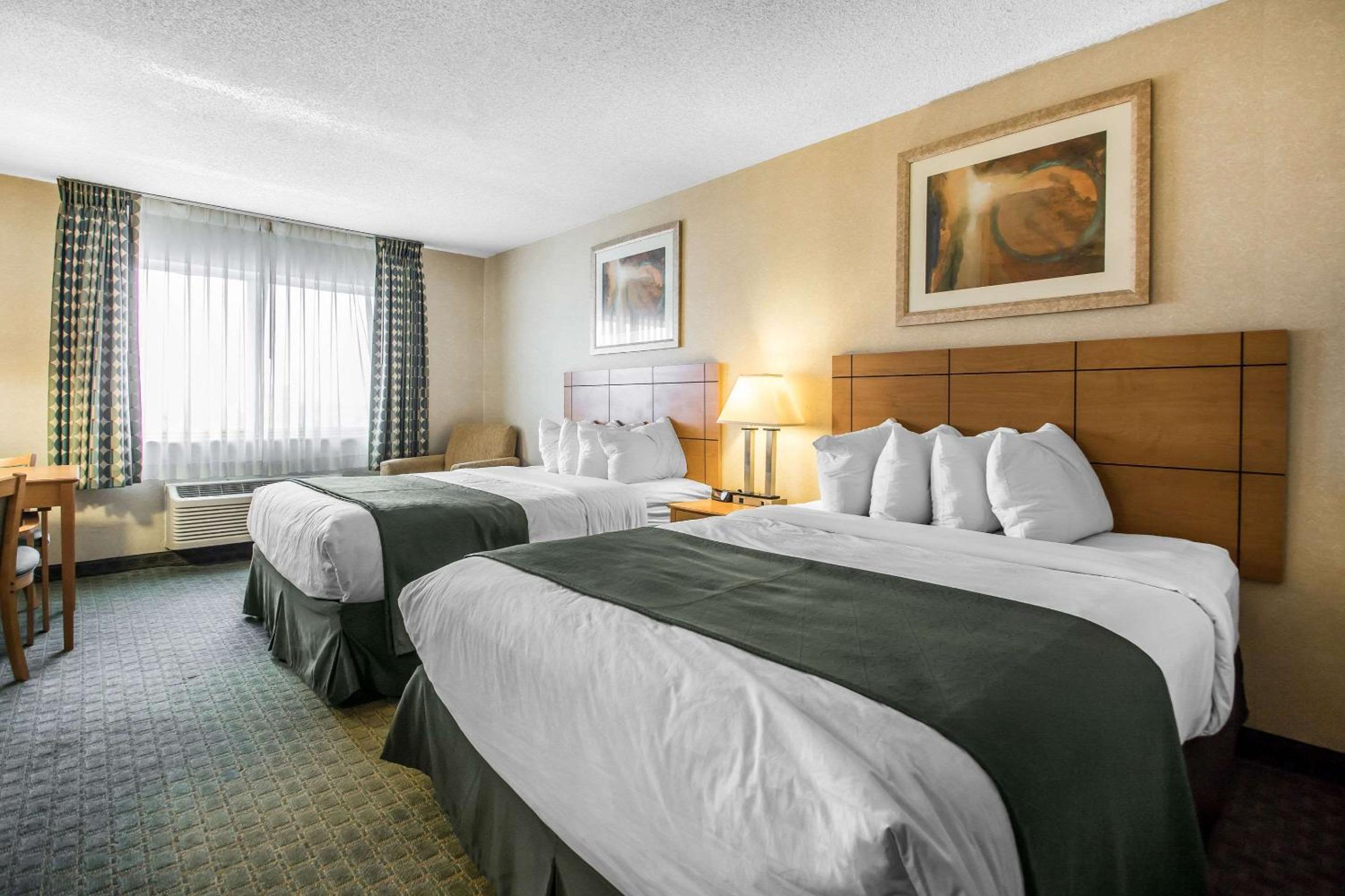Queen Room with Two Queen Beds - Non-Smoking - Photo 6