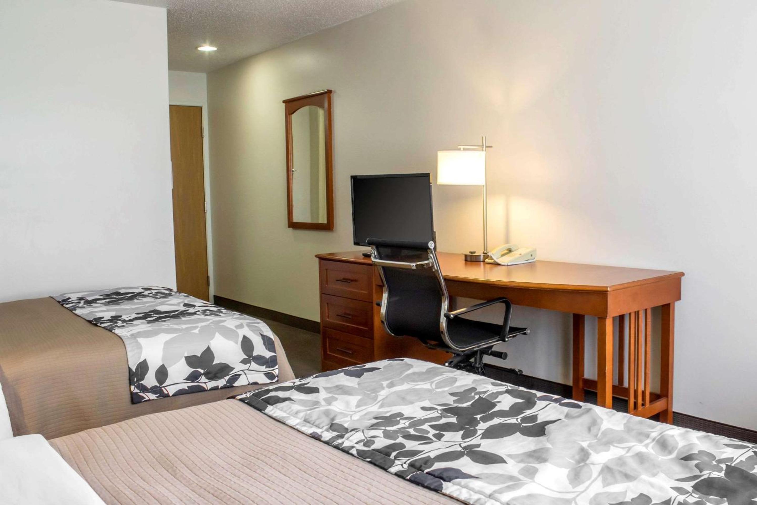 Queen Suite with Two Queen Beds - Non Smoking photo 1