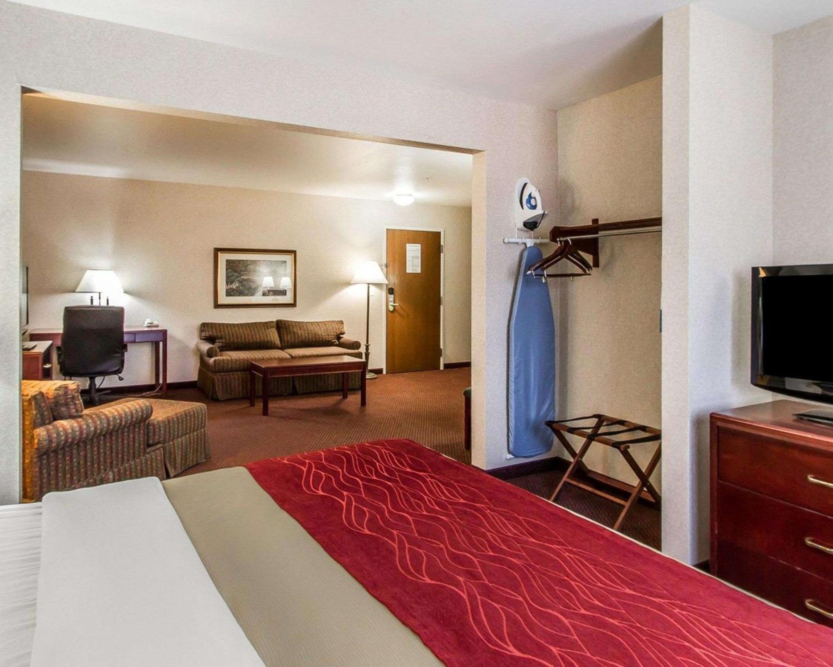 King Suite with Sofa Bed and Spa Bath - Non-Smoking - Photo 3