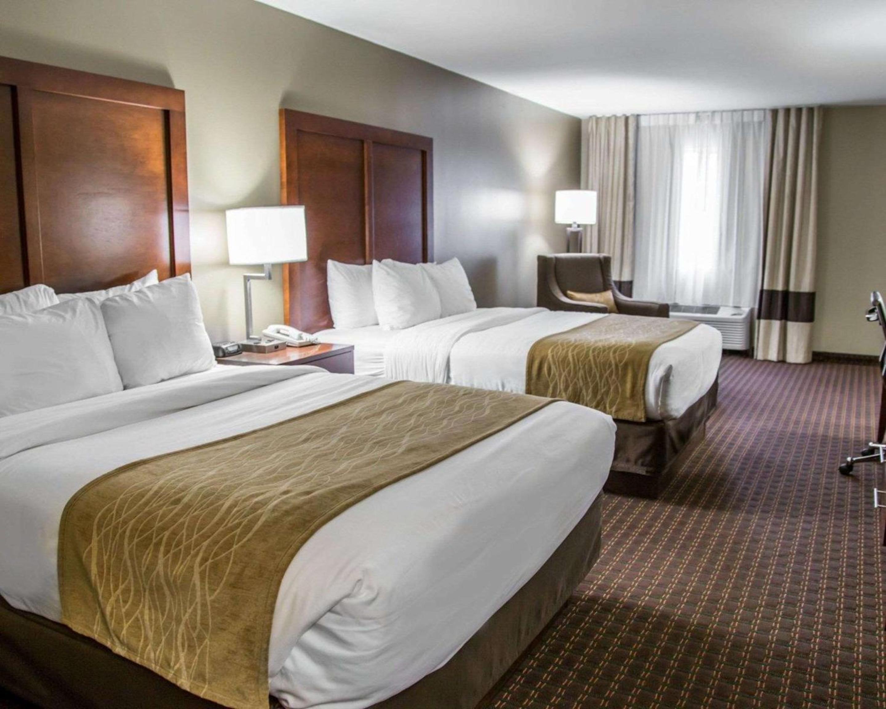 Queen Room with Two Queen Beds - Non-Smoking - Photo 2