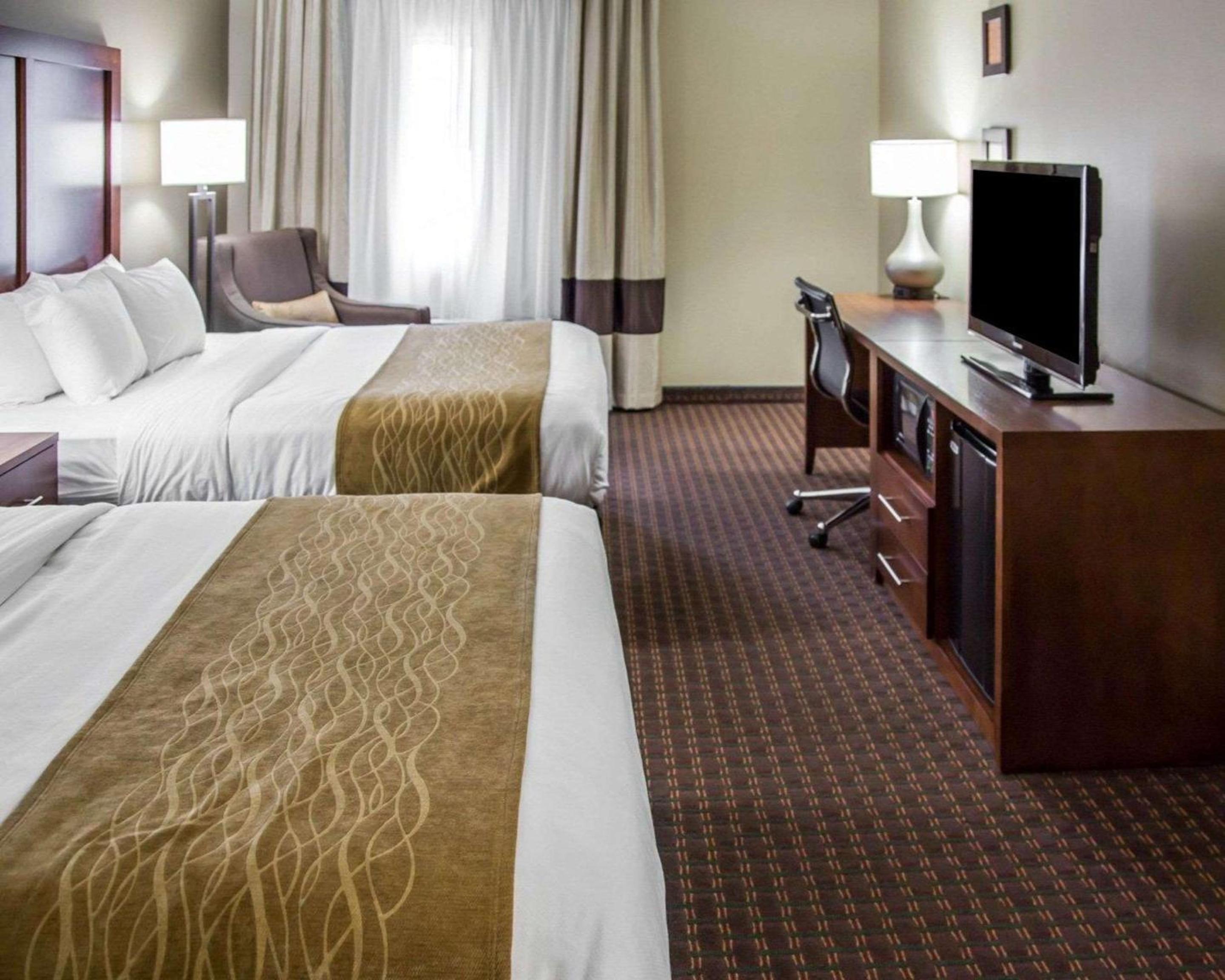 Queen Room with Two Queen Beds - Non-Smoking - Photo 3