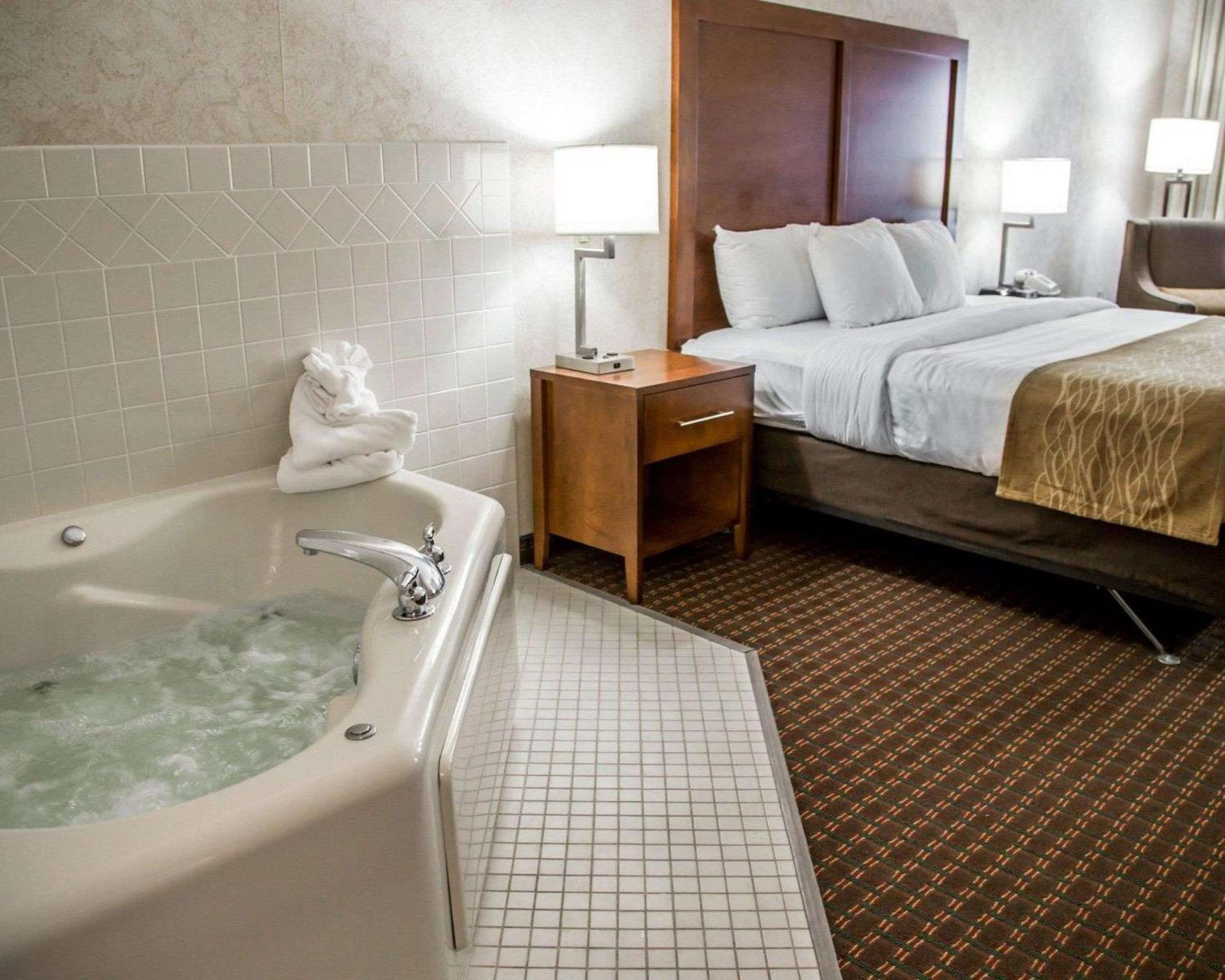 King Suite - Non-Smoking - Photo 3