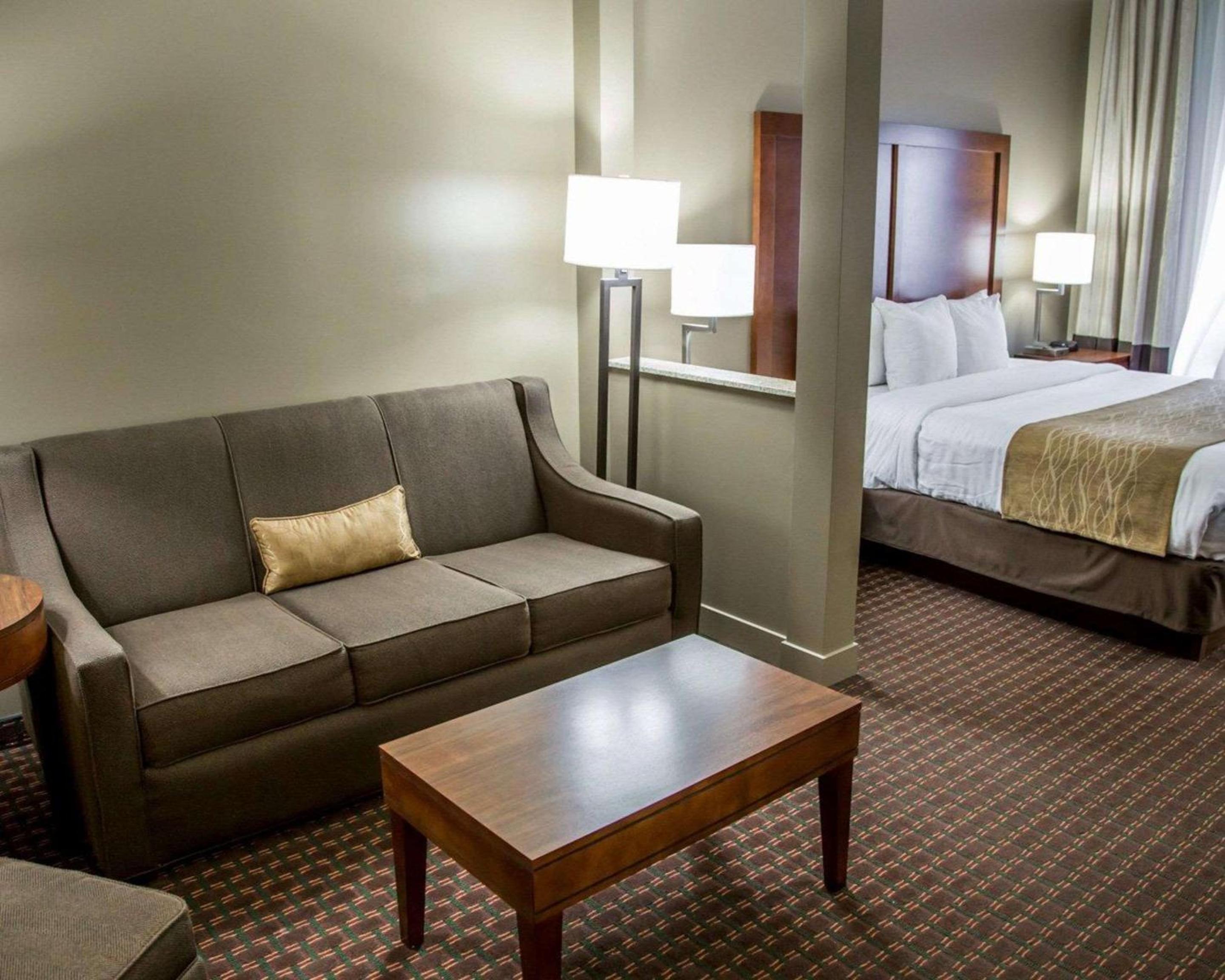 King Suite - Non-Smoking - Photo 4
