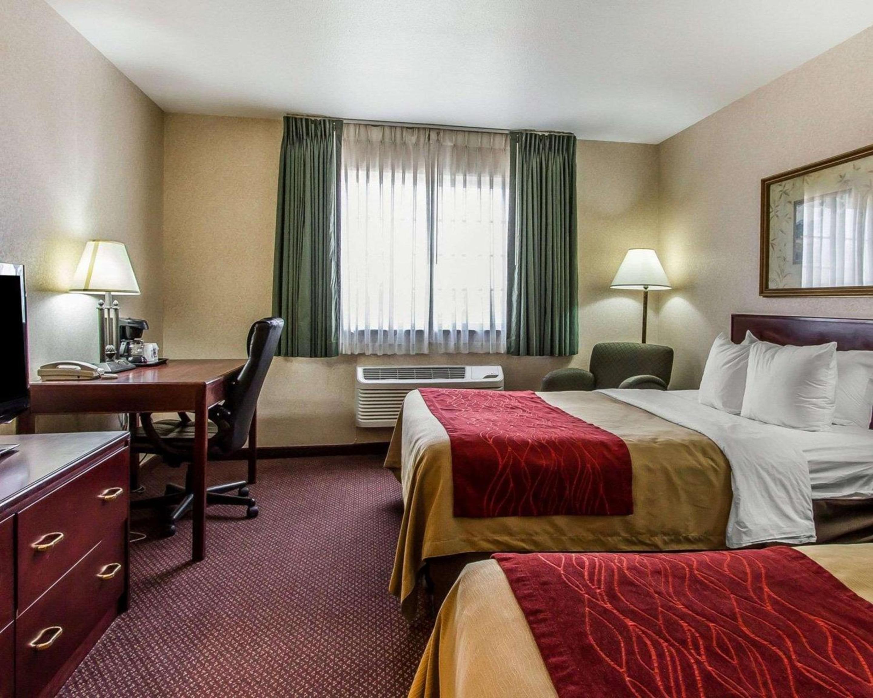 Queen Room with Two Queen Beds - Non-Smoking - Photo 1