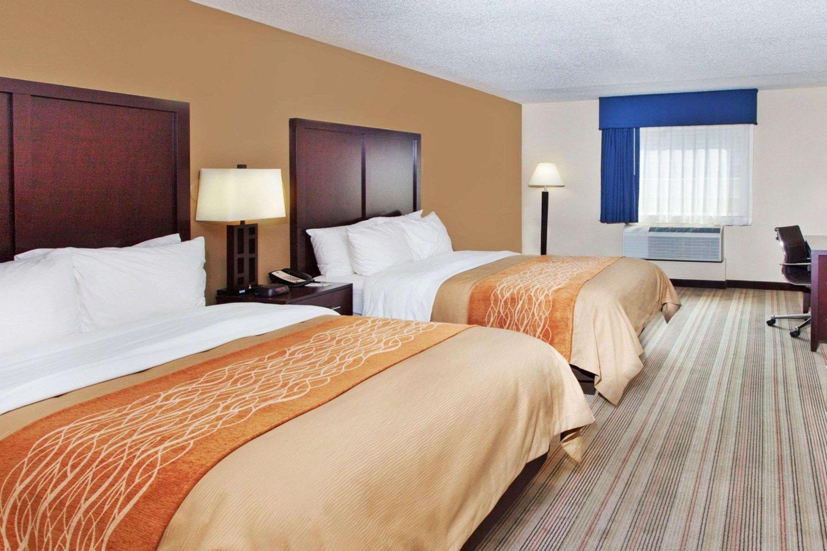 Queen Room with Two Queen Beds - Non-Smoking - Photo 2