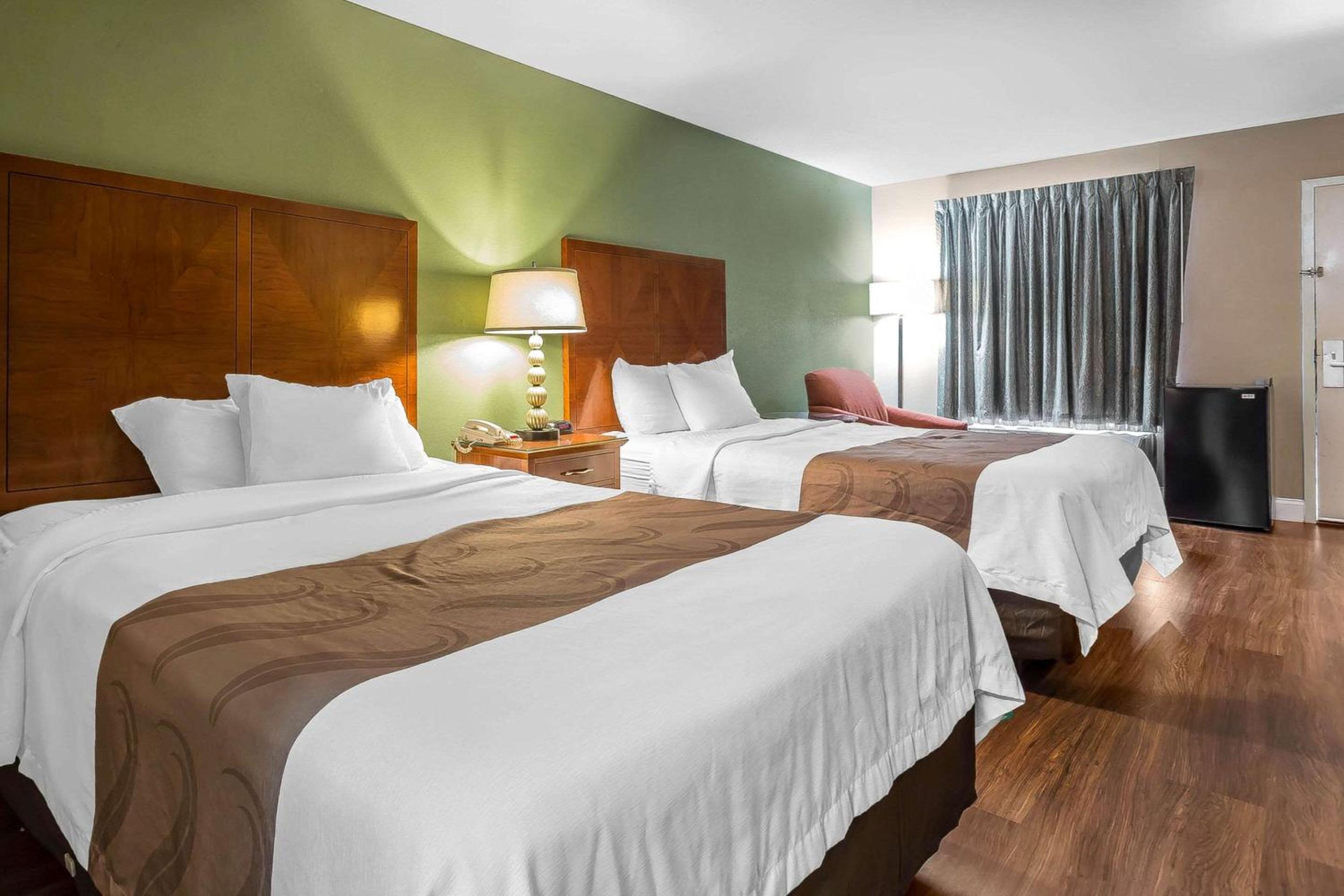 Queen Room with Two Queen Beds - Non-Smoking - Photo 3