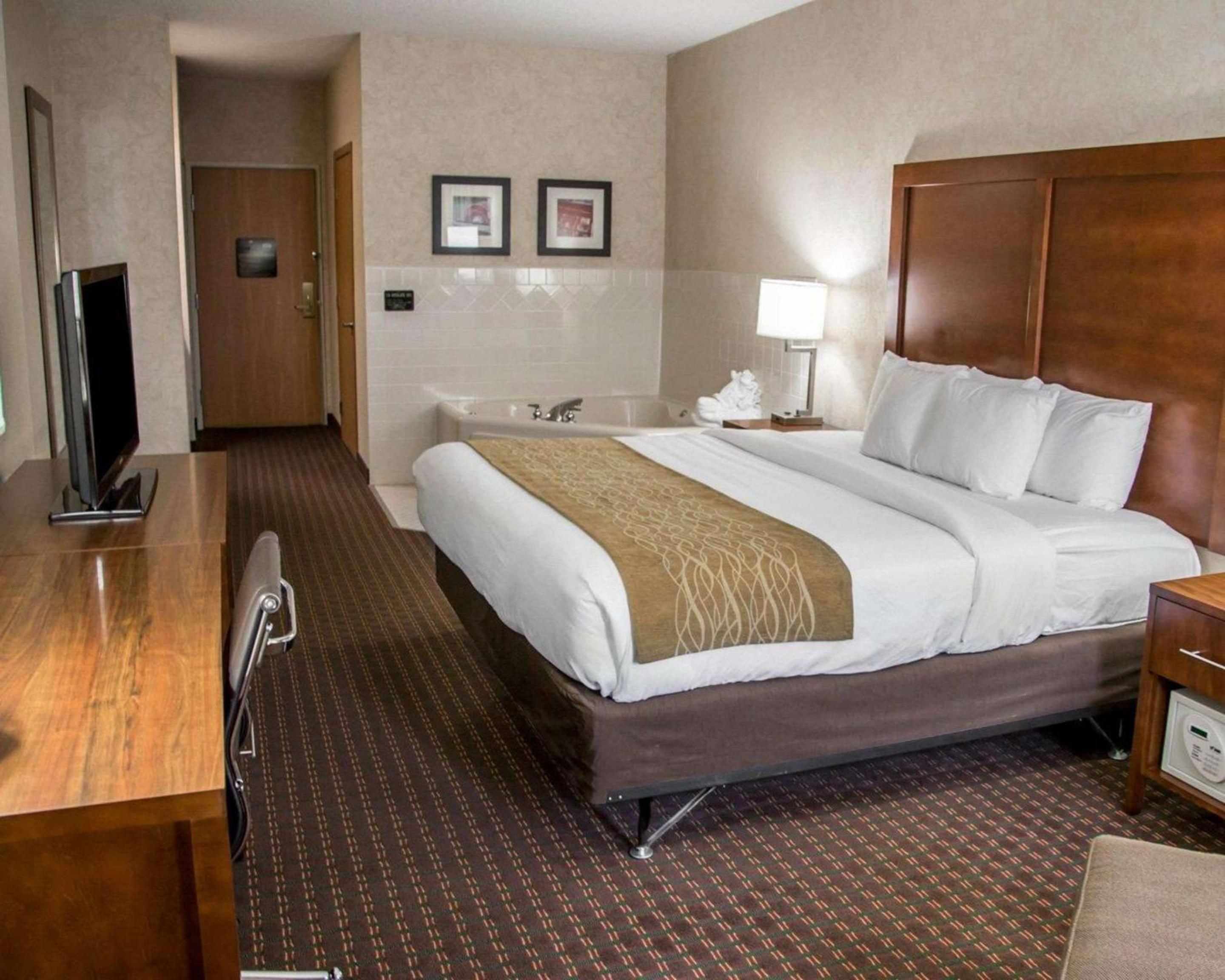 King Suite - Non-Smoking - Photo 5