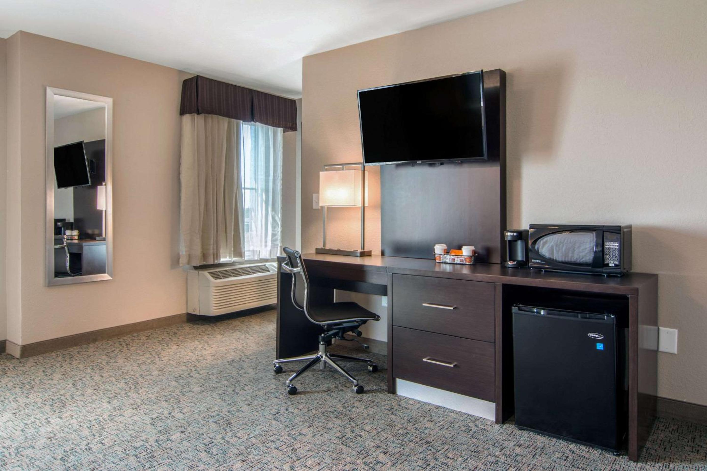 King Room - Non-Smoking - Photo 3