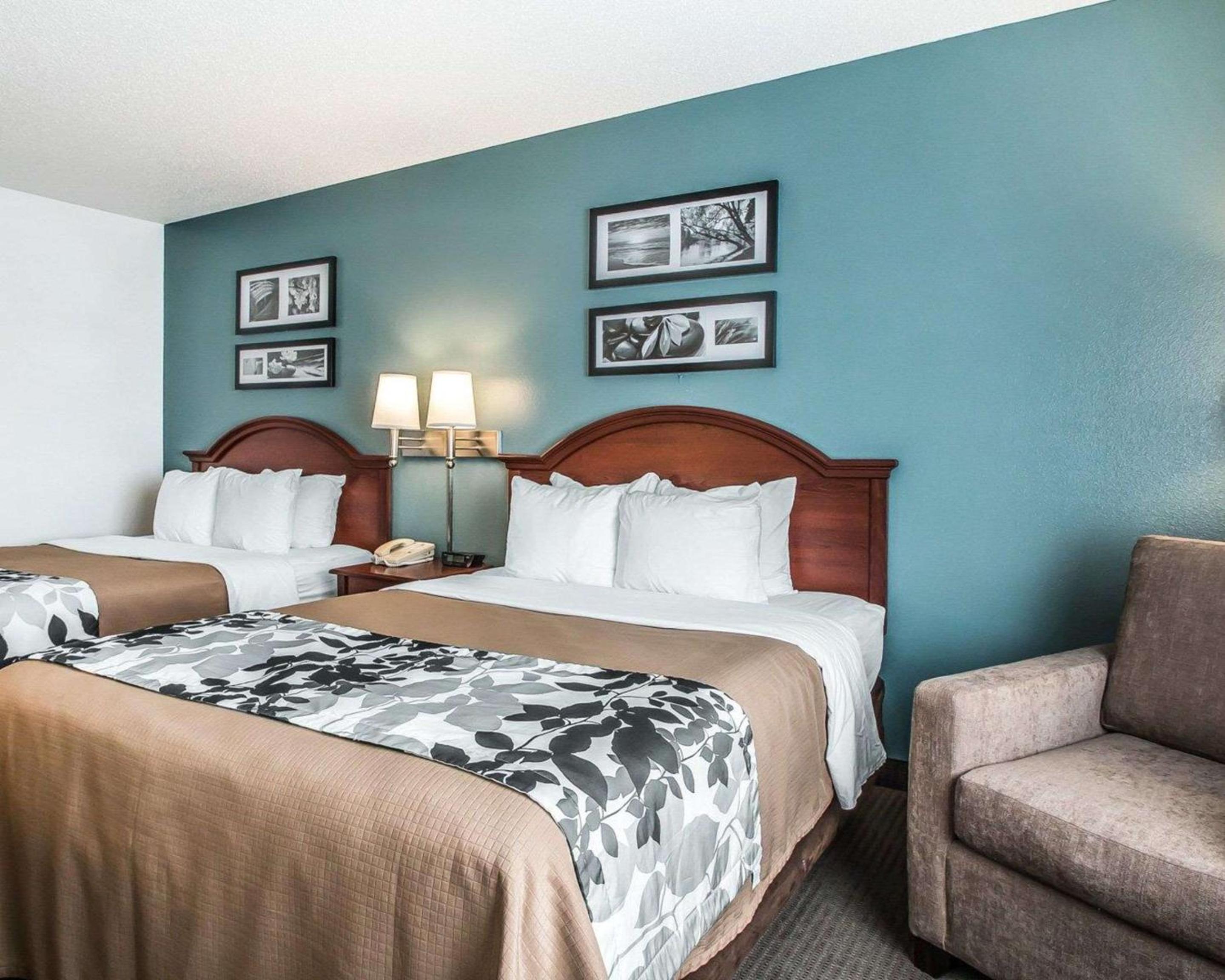 Queen Room with Two Queen Beds - Non-Smoking - Photo 1