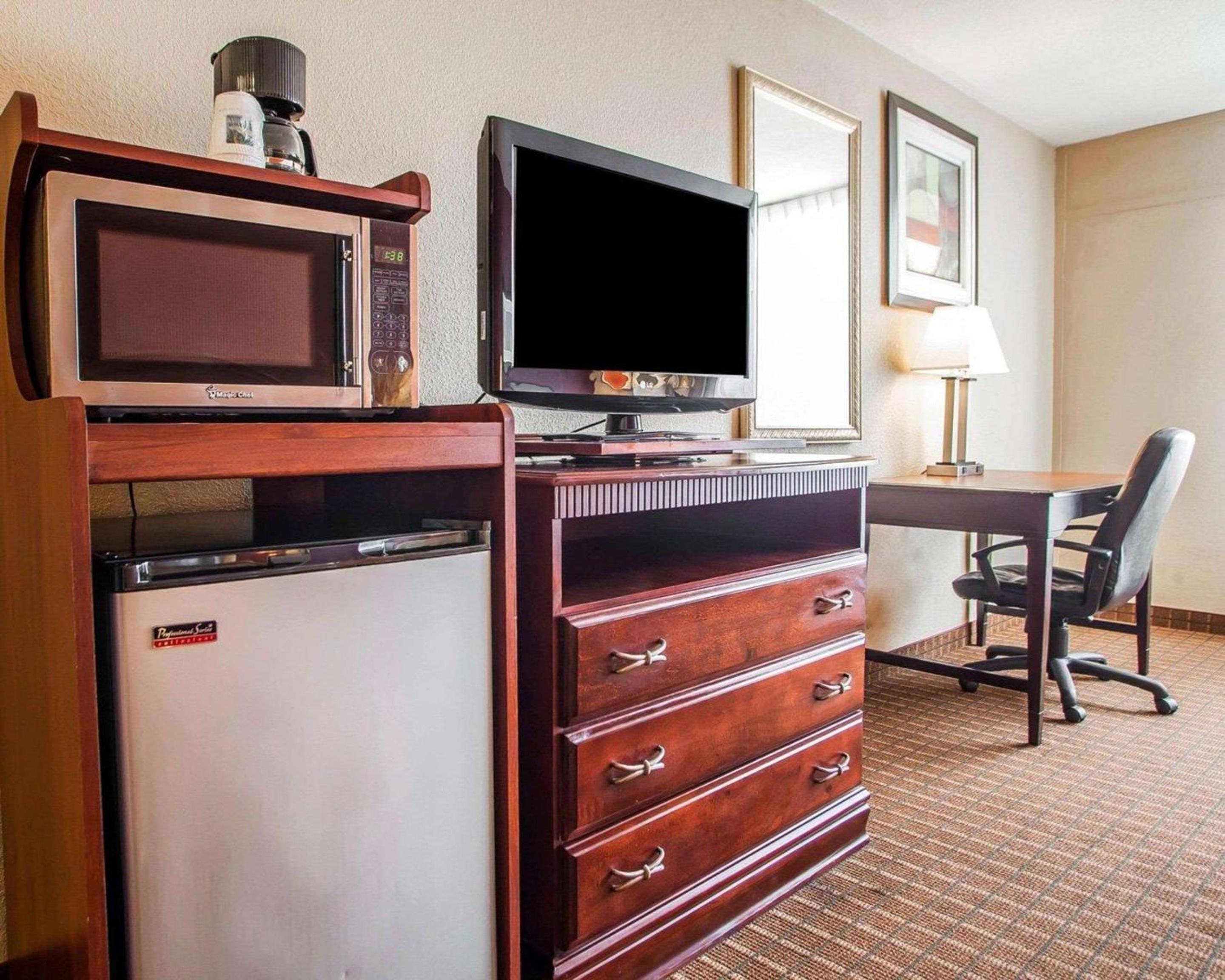 King Room - Non-Smoking - Photo 4