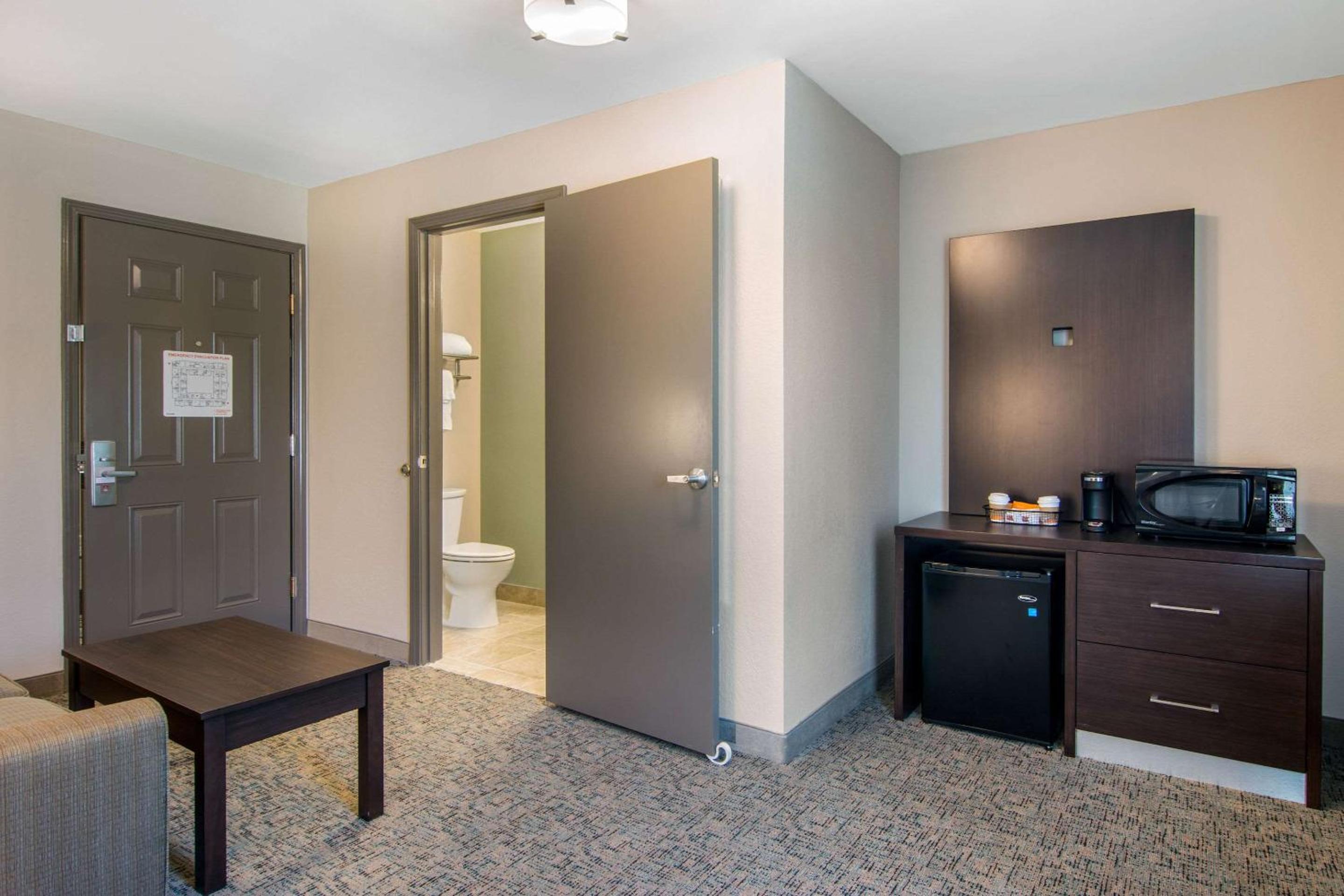 Queen Suite with Two Queen Beds and Sofa Bed - Non-Smoking - Photo 6