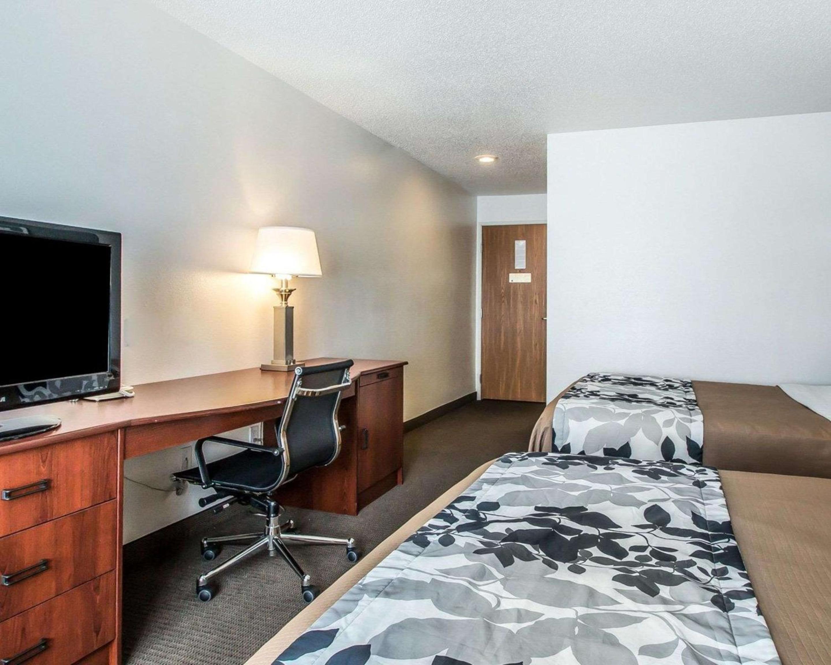 Queen Room with Two Queen Beds - Non-Smoking - Photo 2