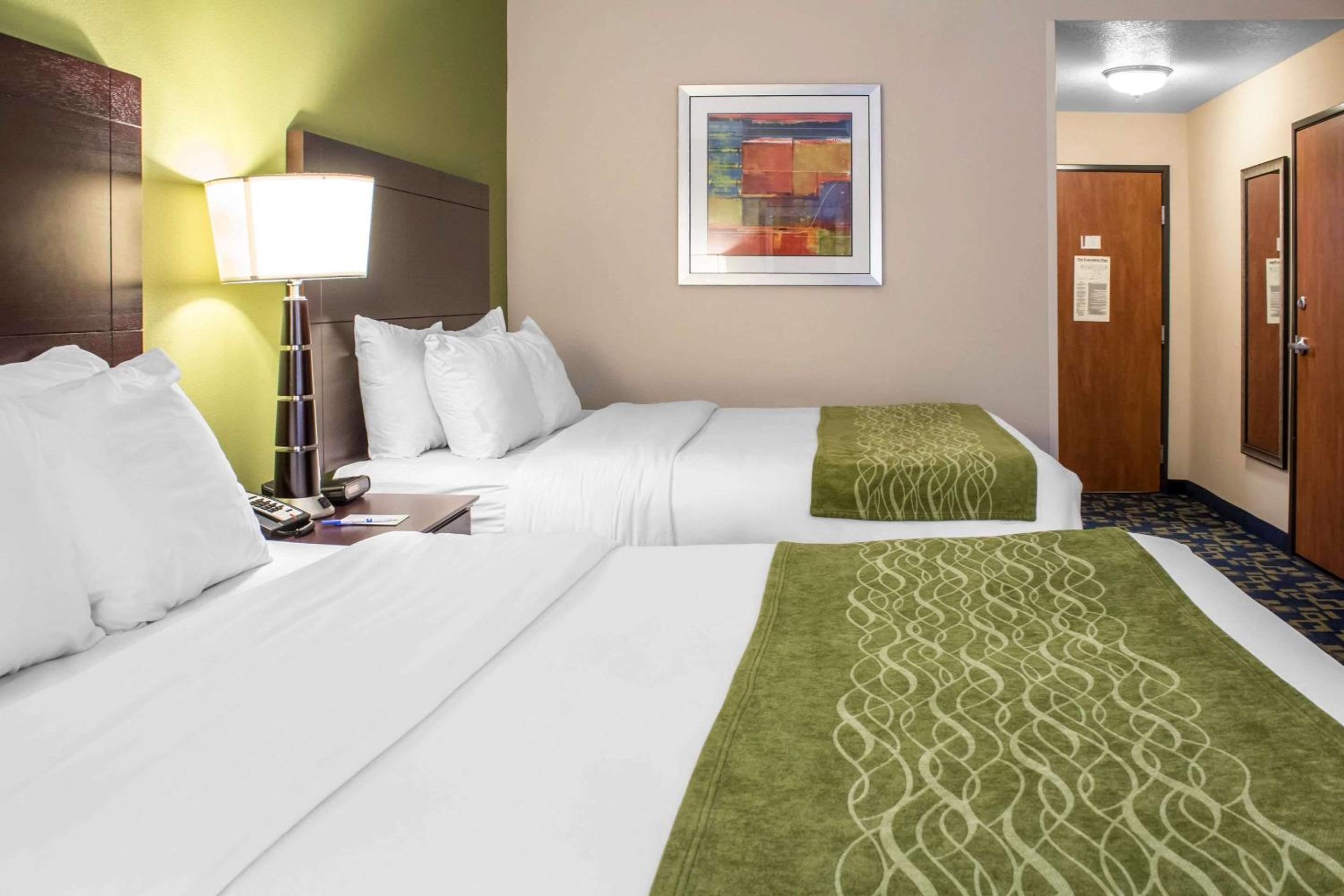 Queen Room with Two Queen Beds - Non-Smoking photo 2