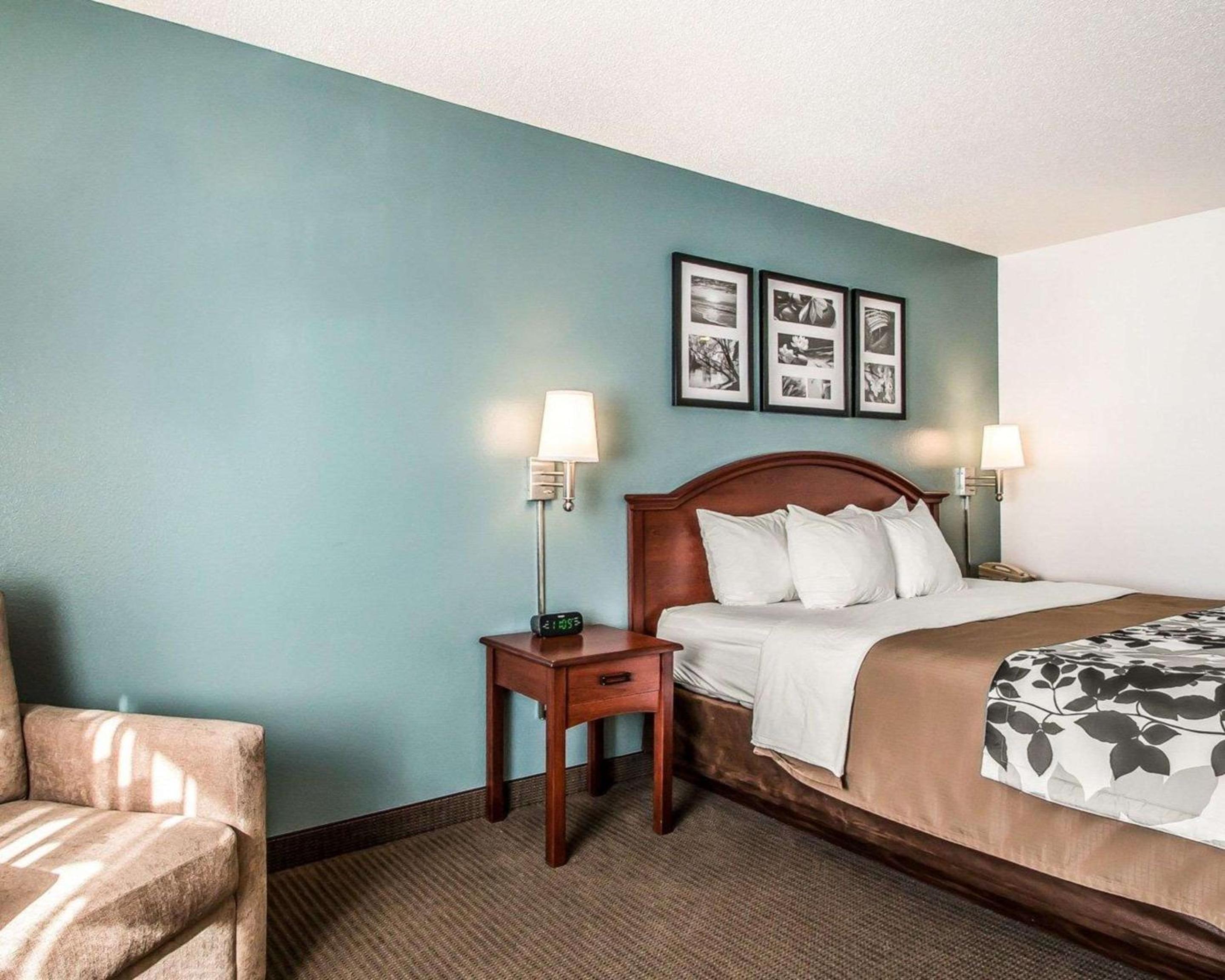 King Room - Non-Smoking - Photo 2