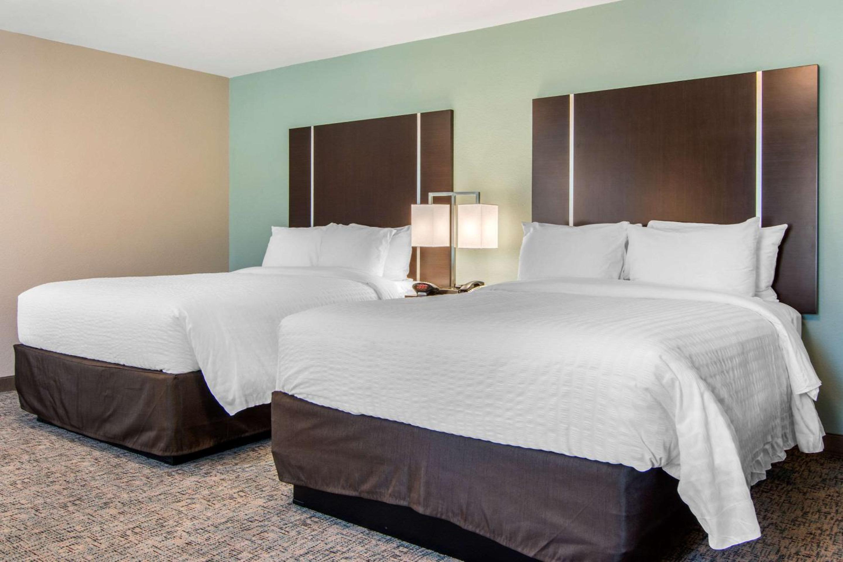 Queen Suite with Two Queen Beds and Sofa Bed - Non-Smoking - Photo 3