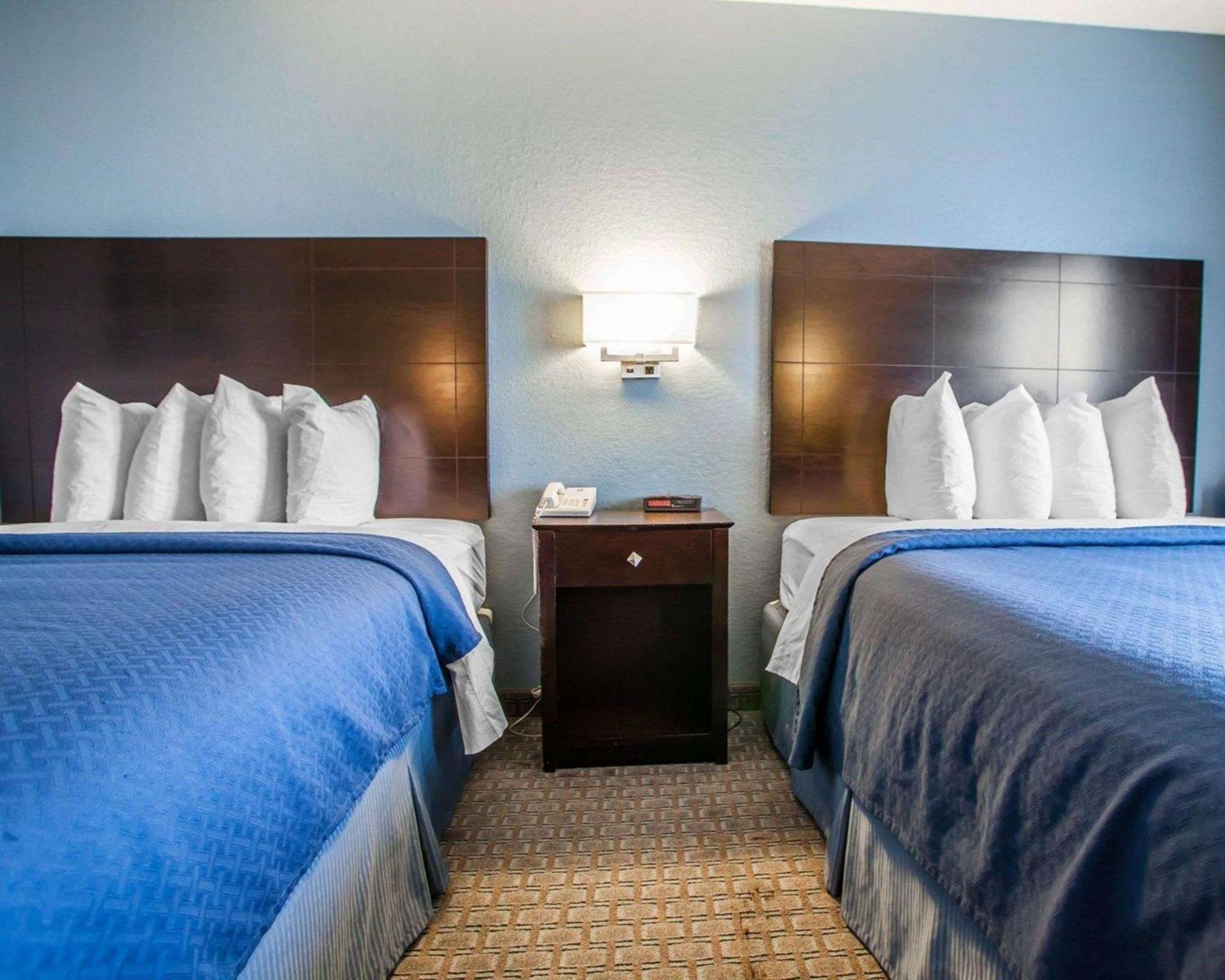 Queen Room with Two Queen Beds - Non-Smoking - Photo 6