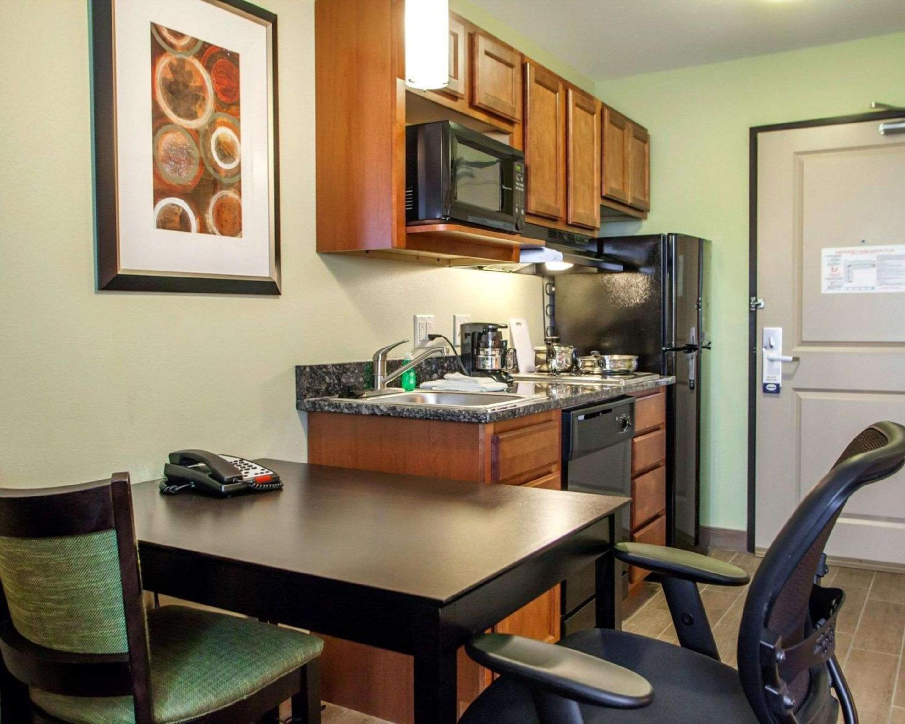 King Suite - Non-Smoking - Photo 2