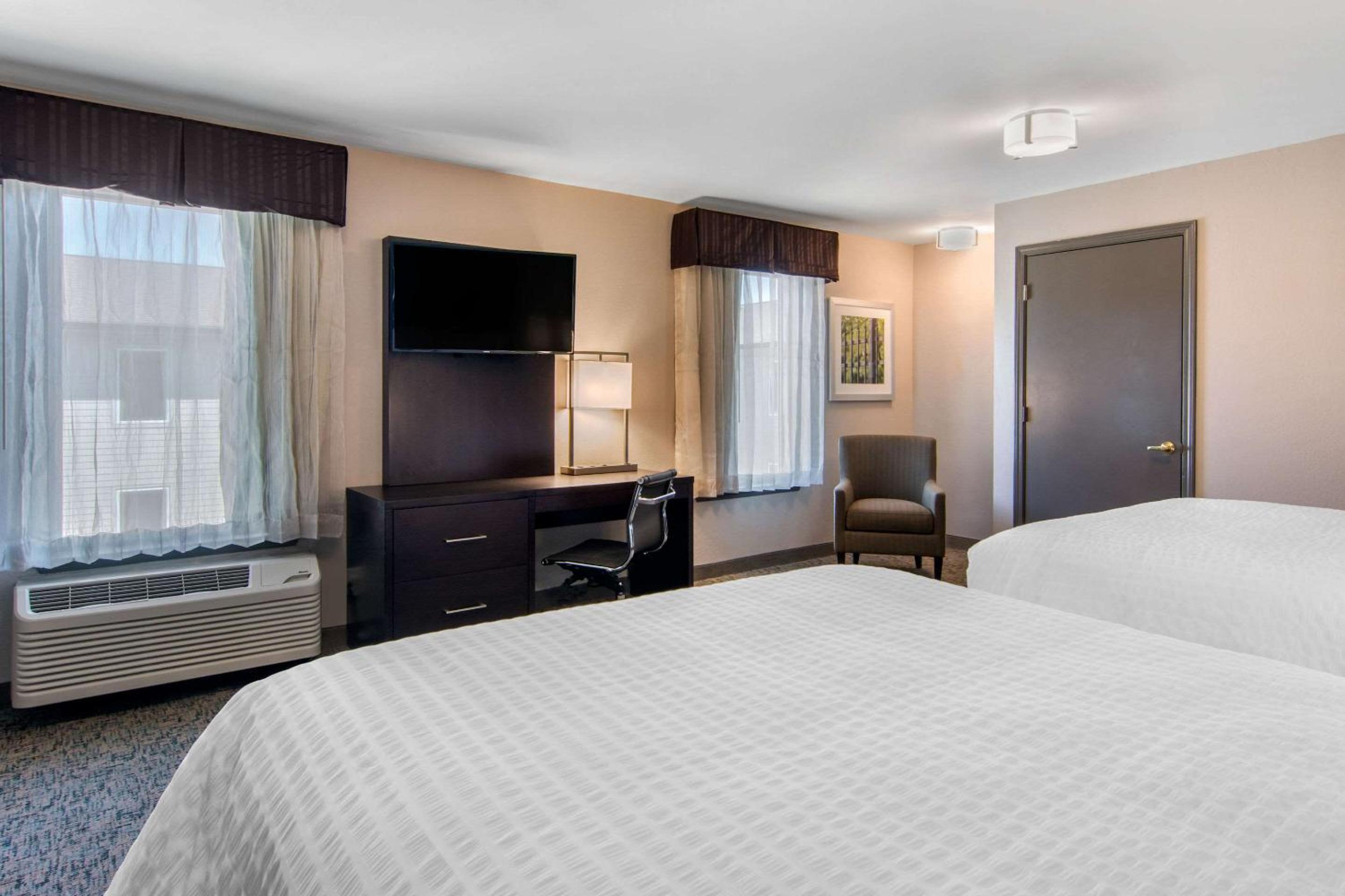 Queen Suite with Two Queen Beds and Sofa Bed - Non-Smoking - Photo 2