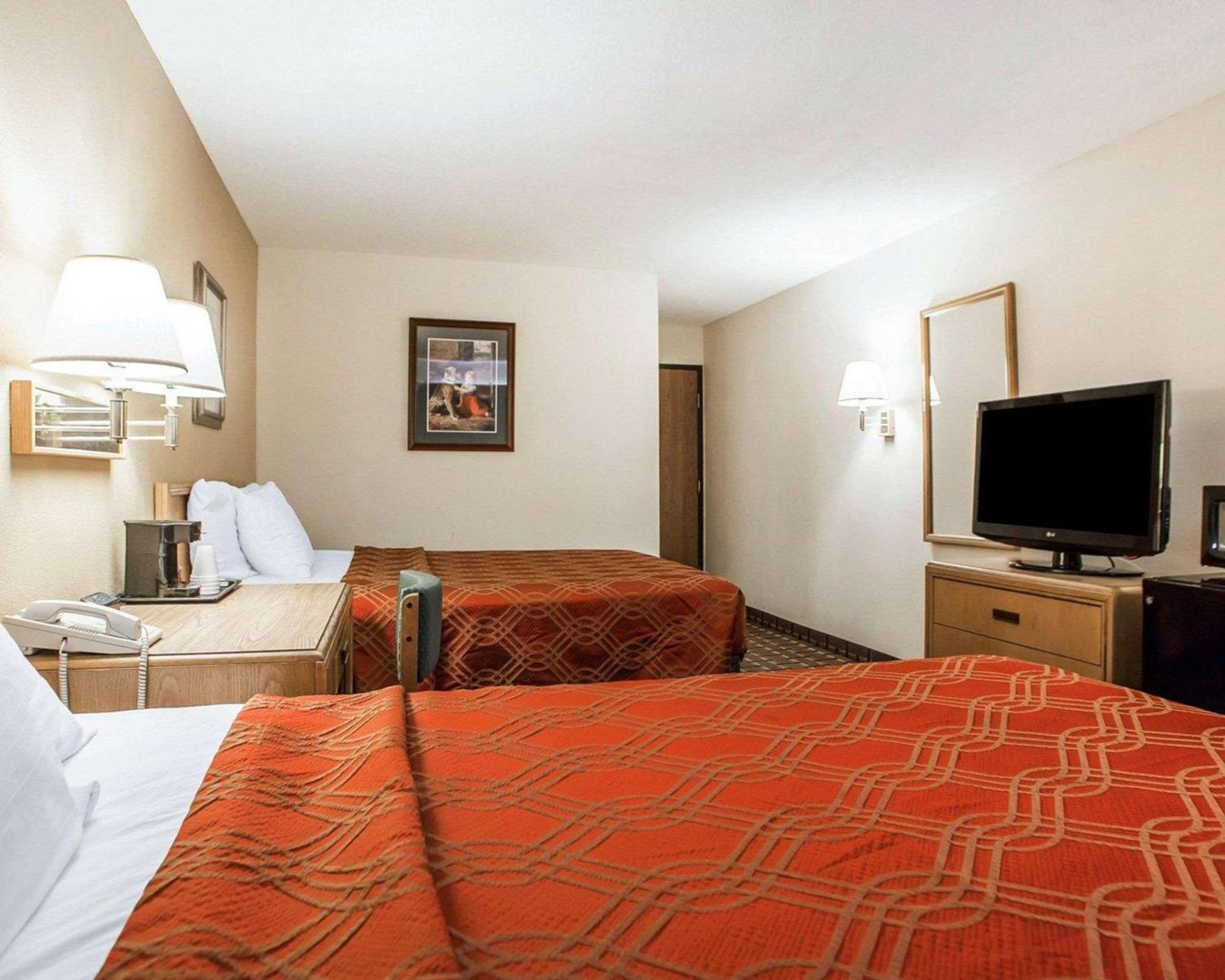 Queen Room with Two Queen Beds - Non-Smoking - Photo 4