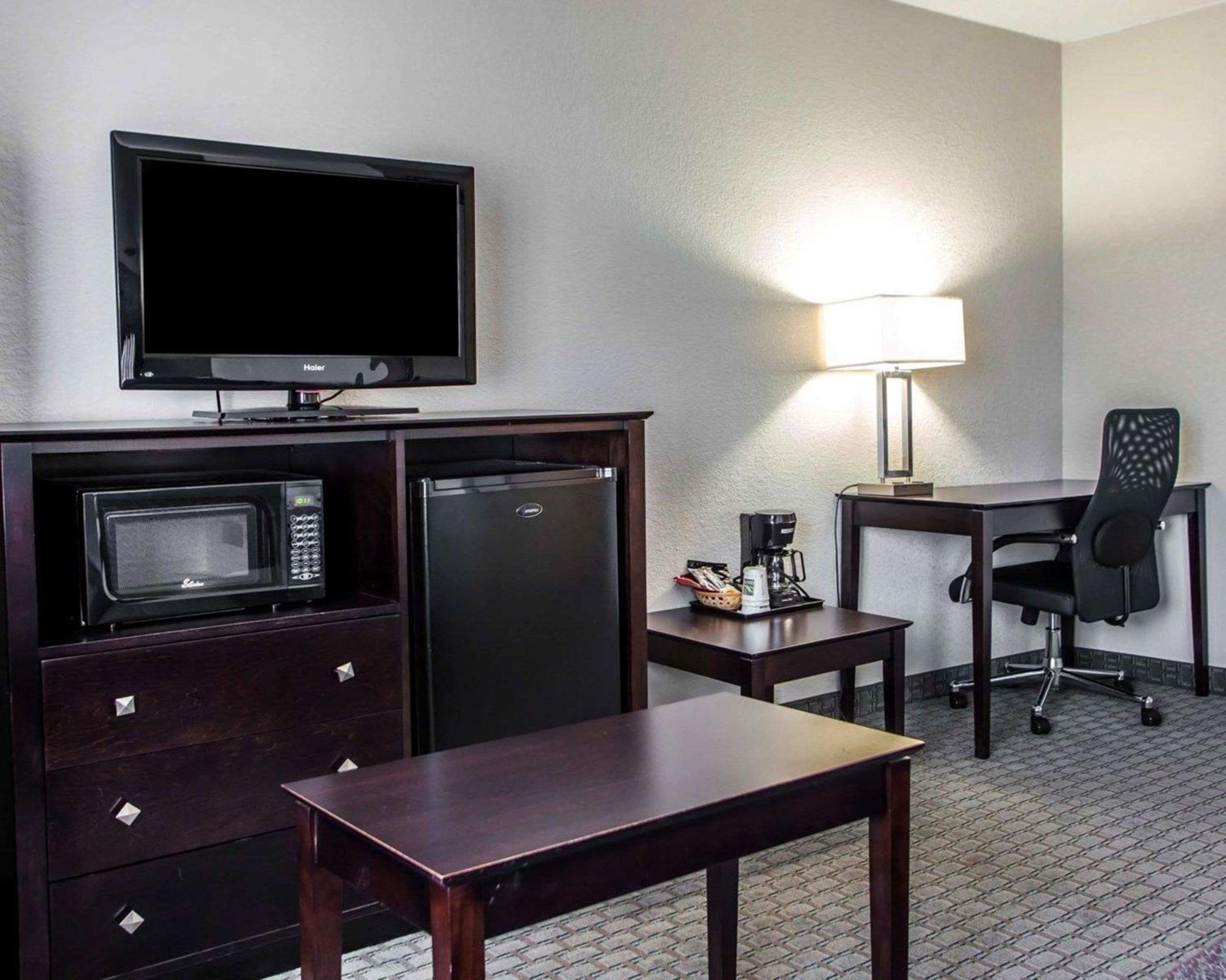 King Suite - Non-Smoking - Photo 6