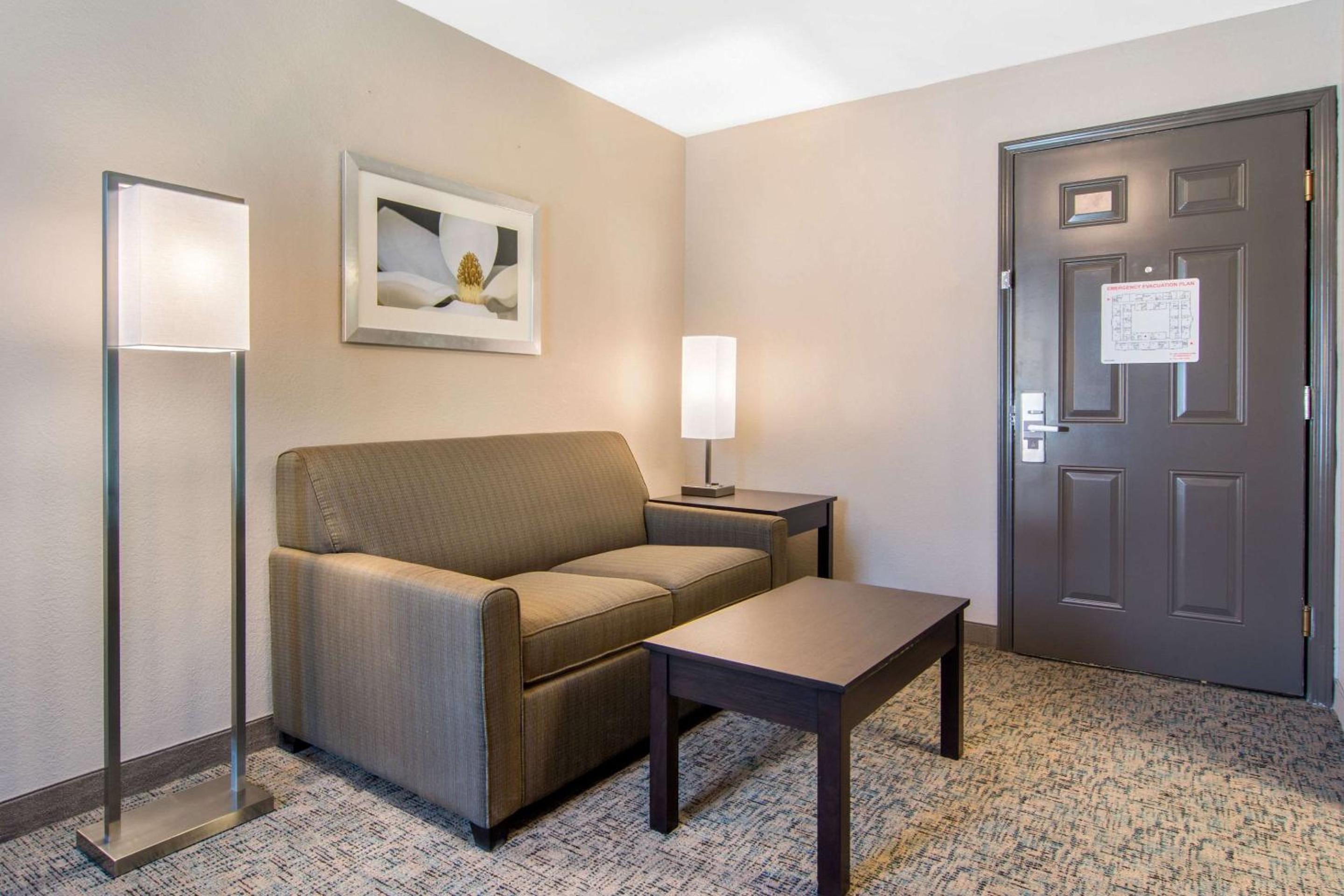 Queen Suite with Two Queen Beds and Sofa Bed - Non-Smoking - Photo 5
