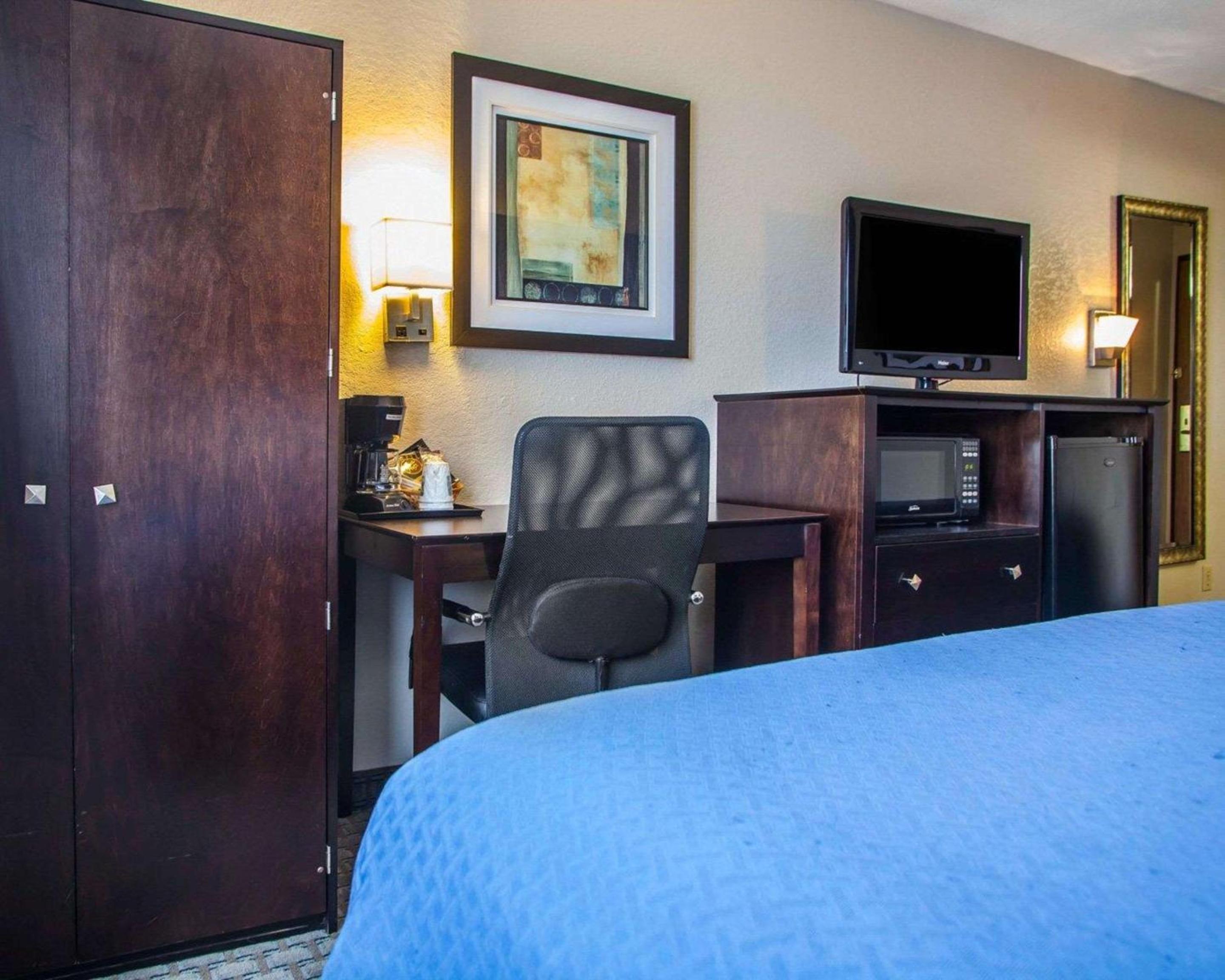 Queen Room with Two Queen Beds - Non-Smoking - Photo 2