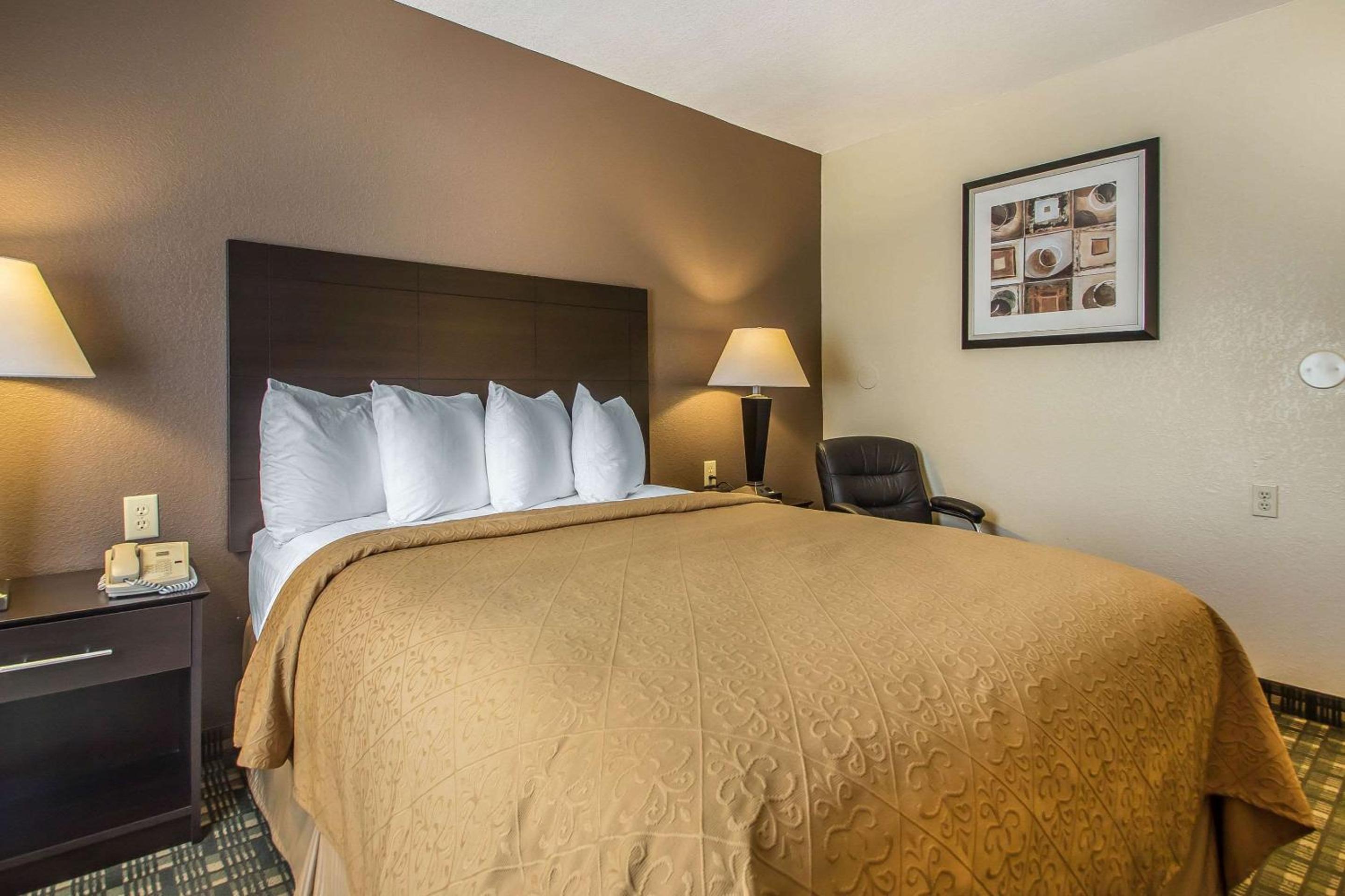 Queen Room with Two Queen Beds - Non-Smoking - Photo 2