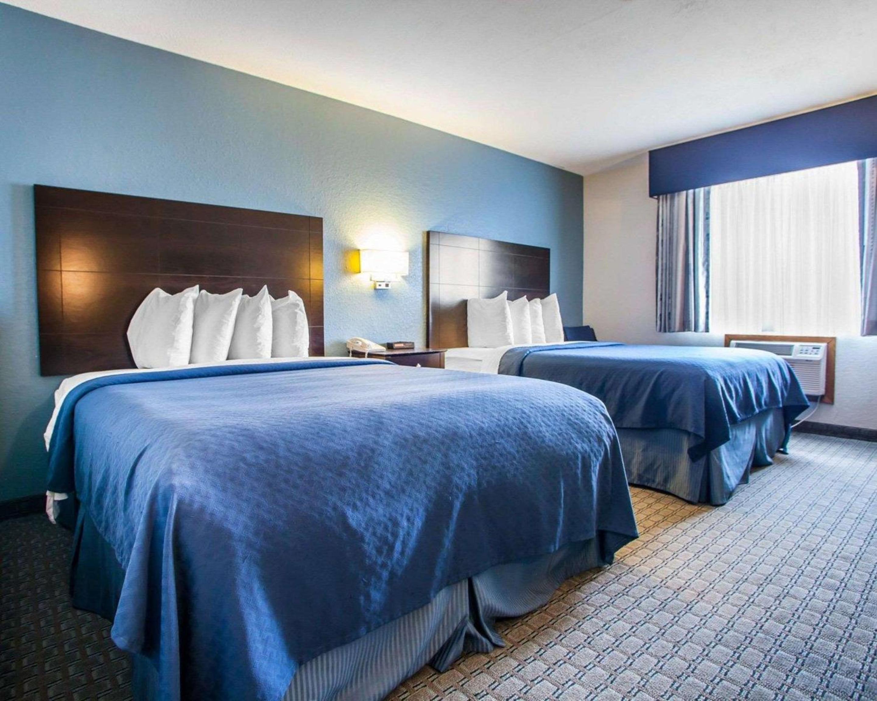 Queen Room with Two Queen Beds - Non-Smoking - Photo 3