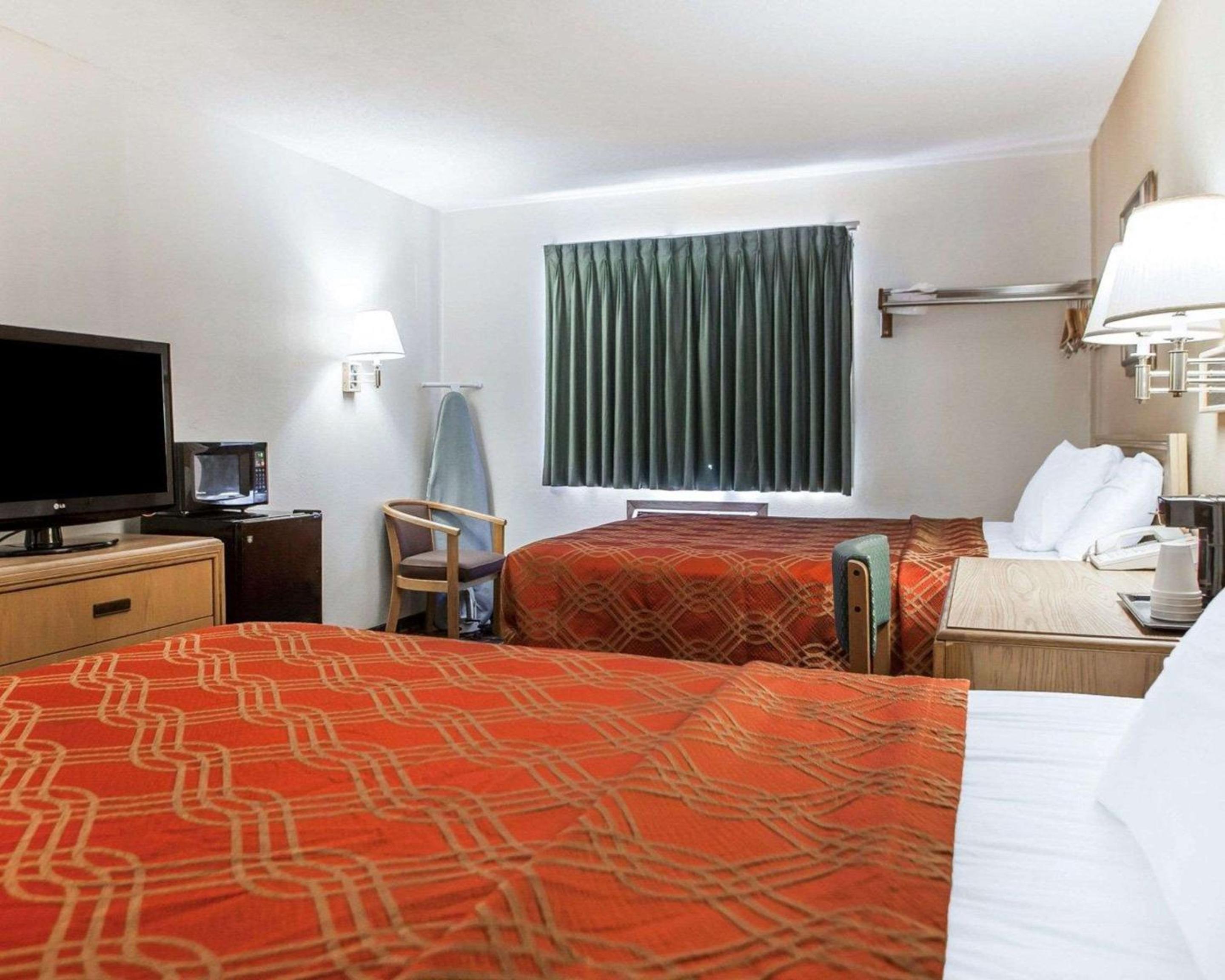 Queen Room with Two Queen Beds - Non-Smoking - Photo 3