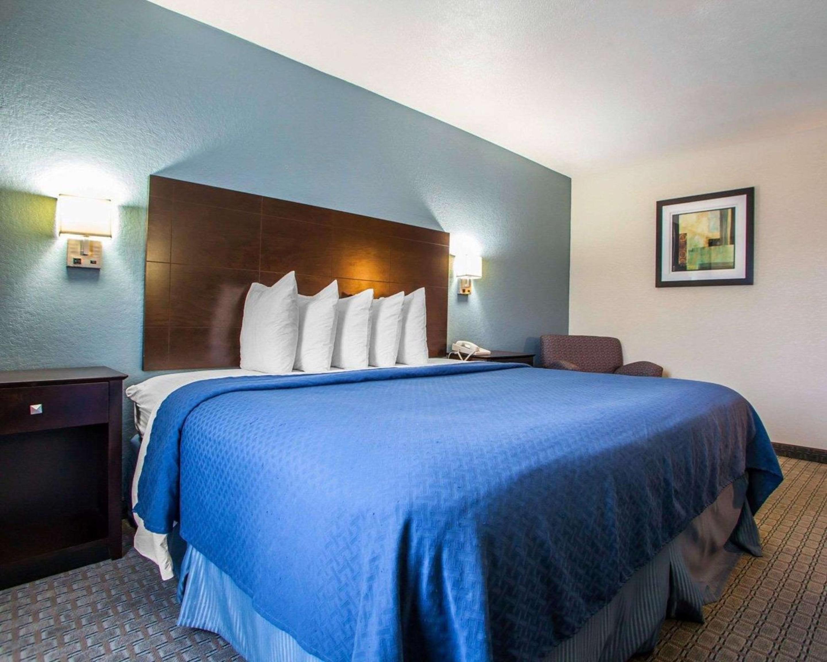King Room - Non-Smoking - Photo 3