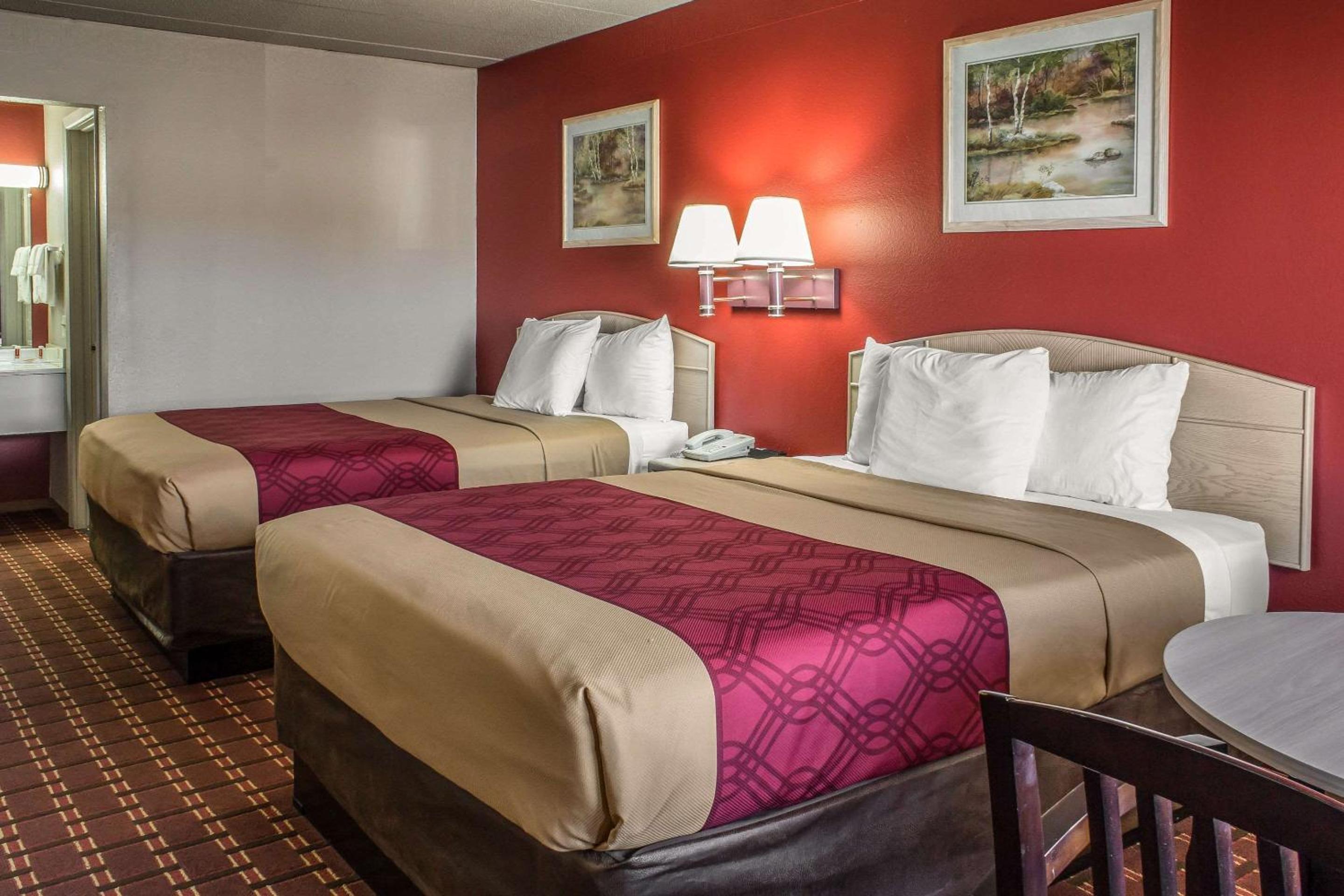Queen Room with Two Queen Beds photo 3