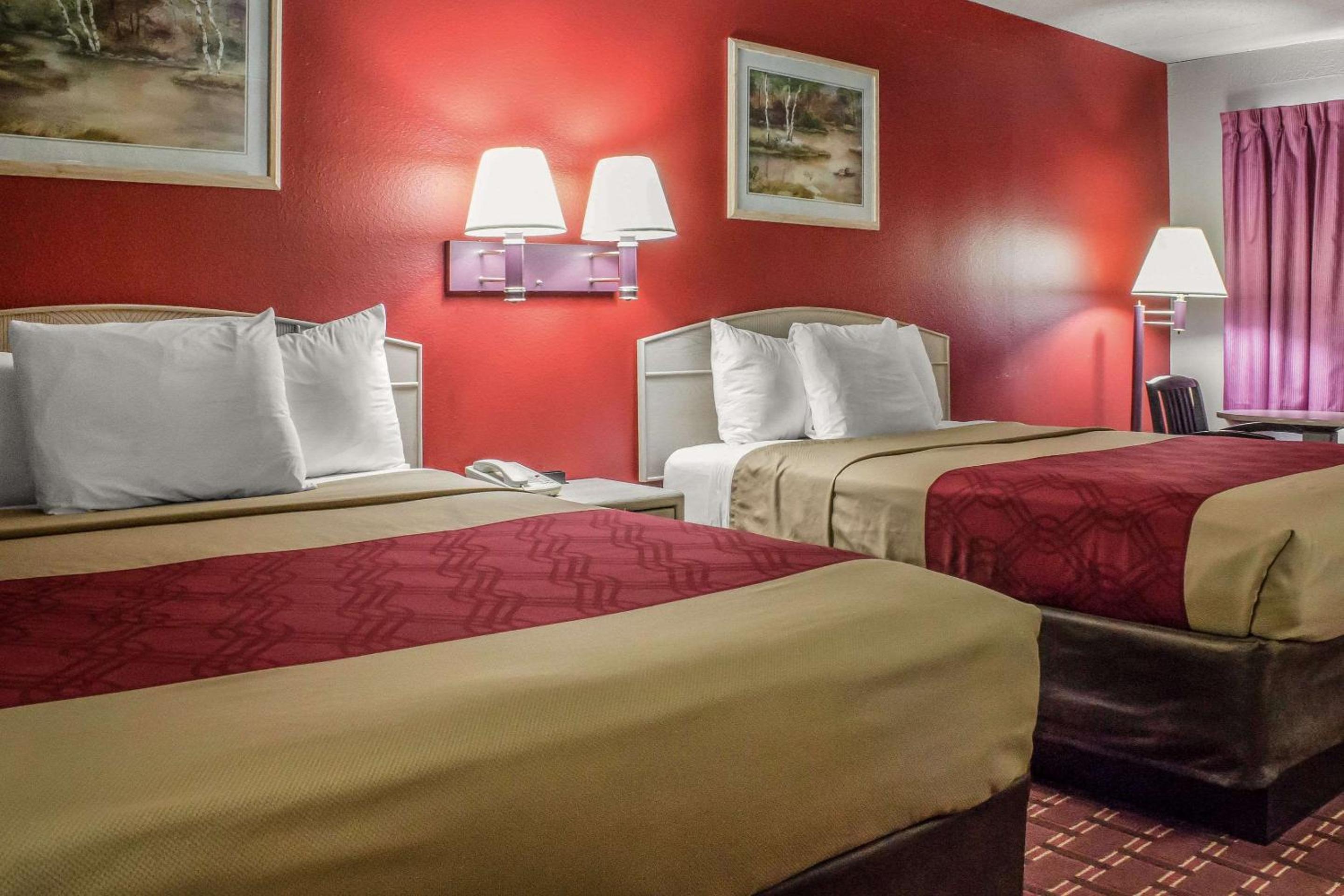 Queen Room with Two Queen Beds photo 2