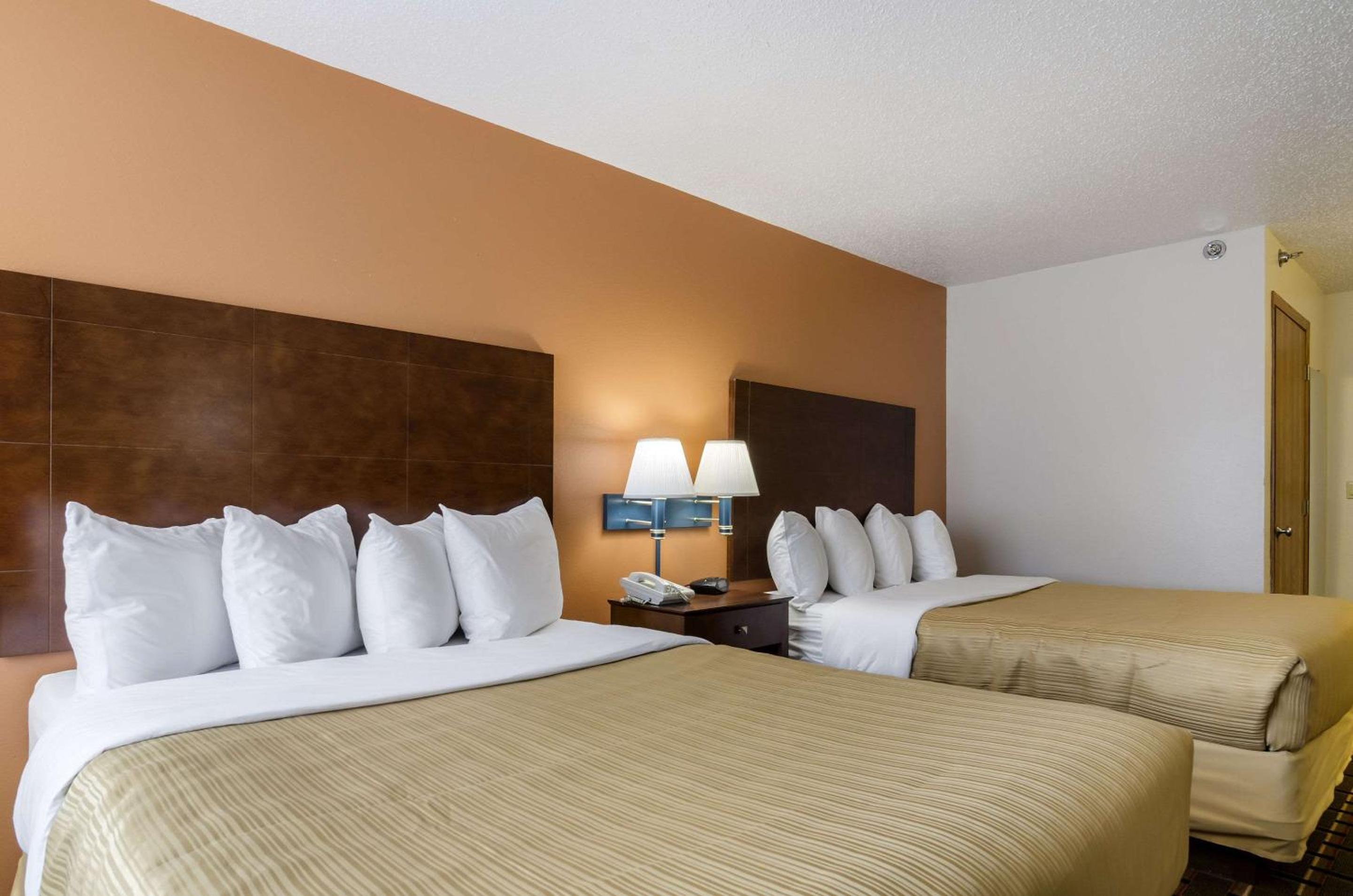 Queen Room with Two Queen Beds - Non-Smoking photo 2