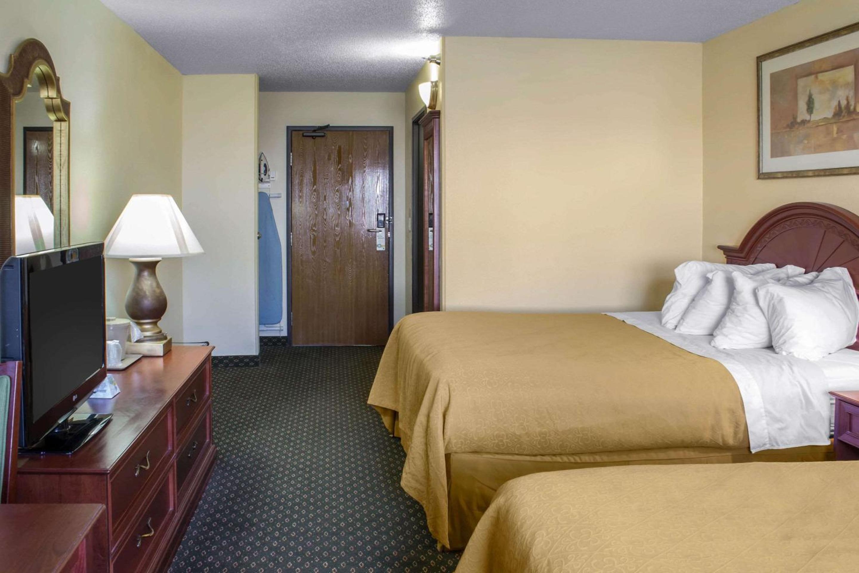 Queen Room with Two Queen Beds - Non-Smoking photo 2