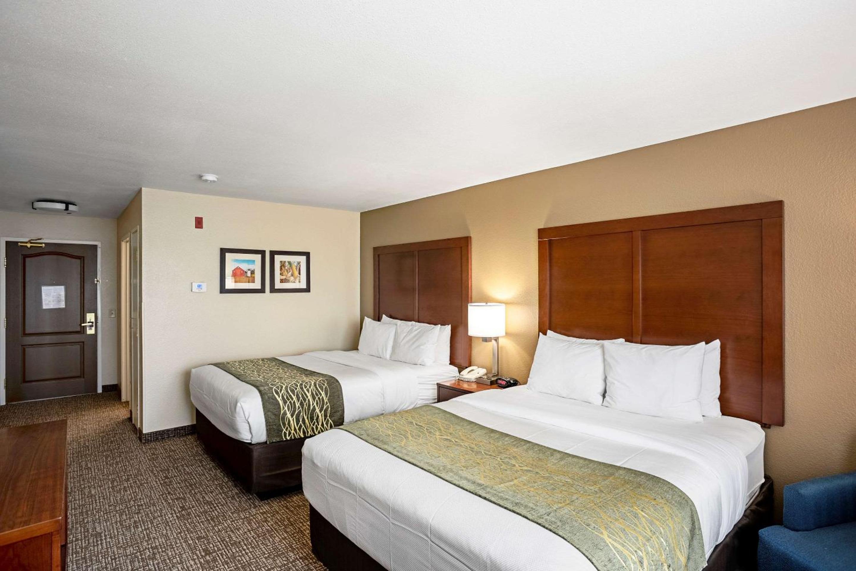 Queen Room with Two Queen Beds - Non-Smoking - Photo 1