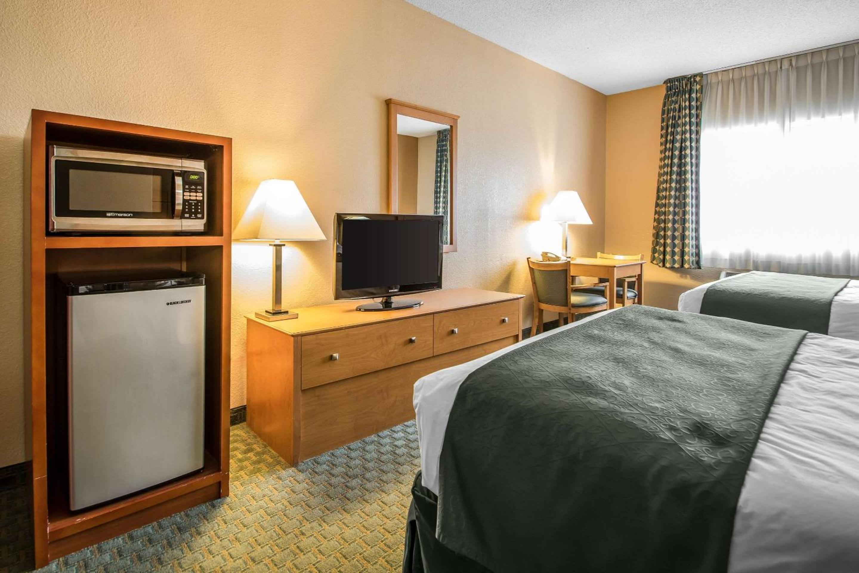 Queen Room with Two Queen Beds - Accessible/Non-Smoking  - Photo 4