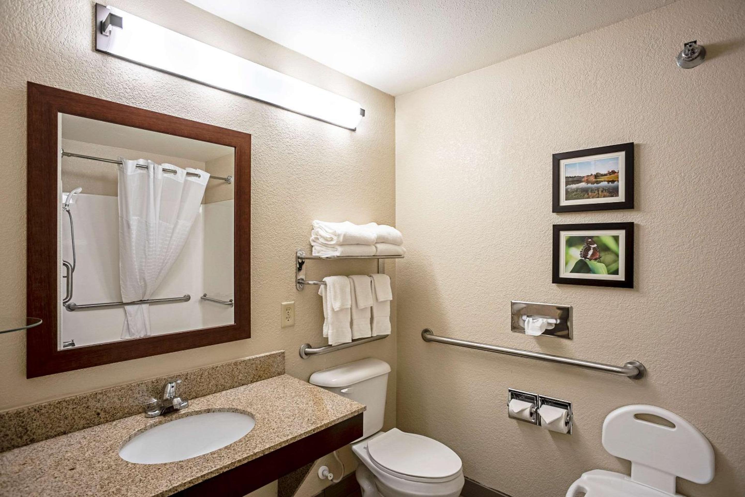 Queen Room with Two Queen Beds and Tub - Accessible/Non-Smoking - Photo 4