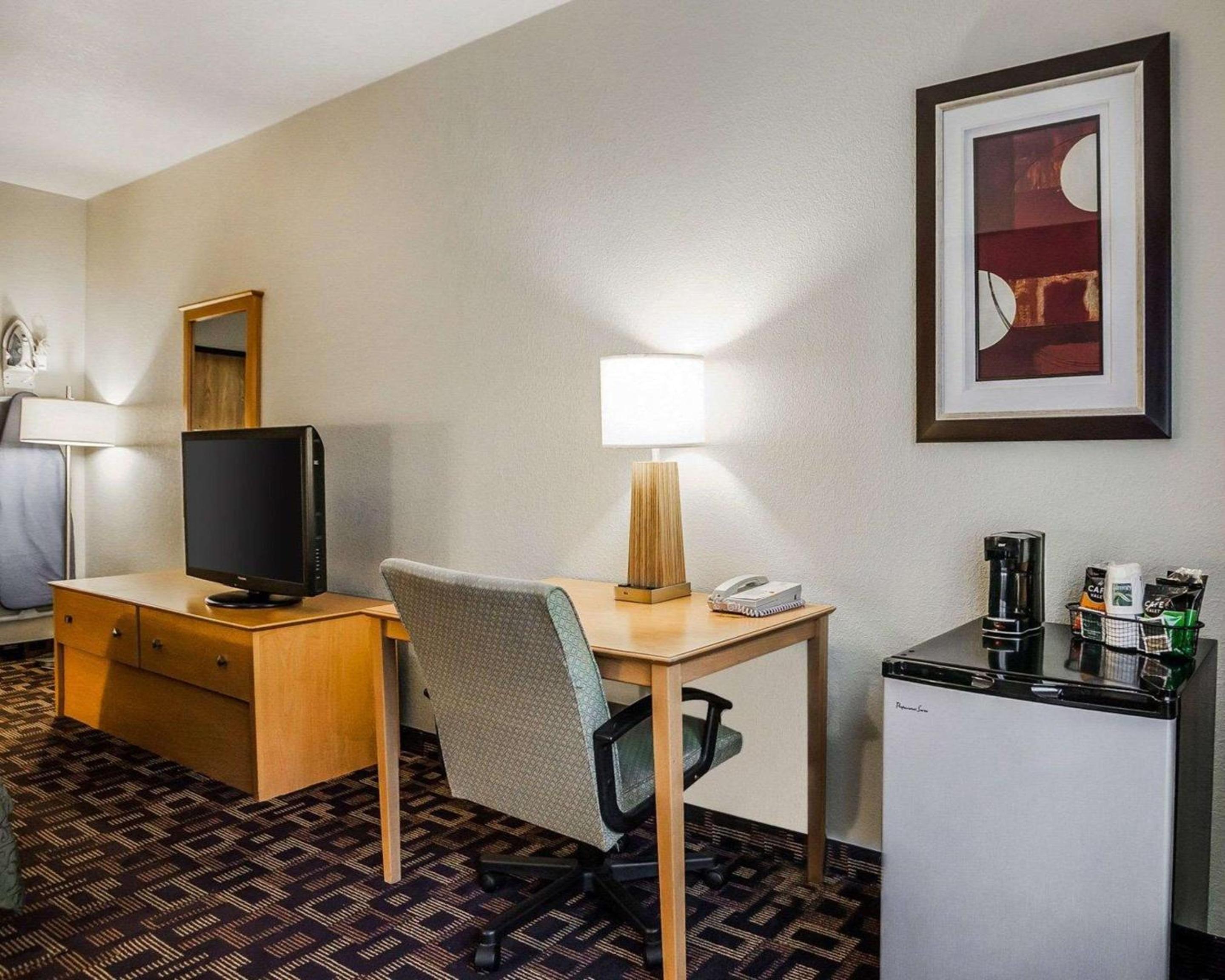 Queen Room - Accessible/Nonsmoking photo 2