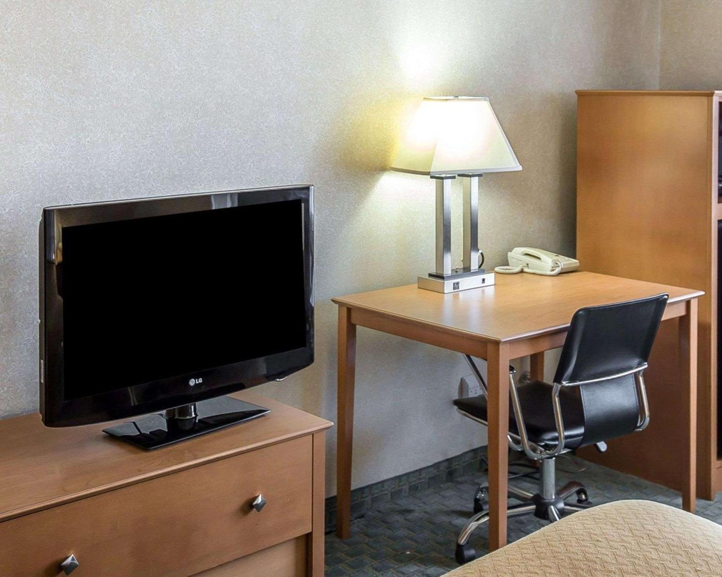 Queen Room - Accessible/Nonsmoking photo 3