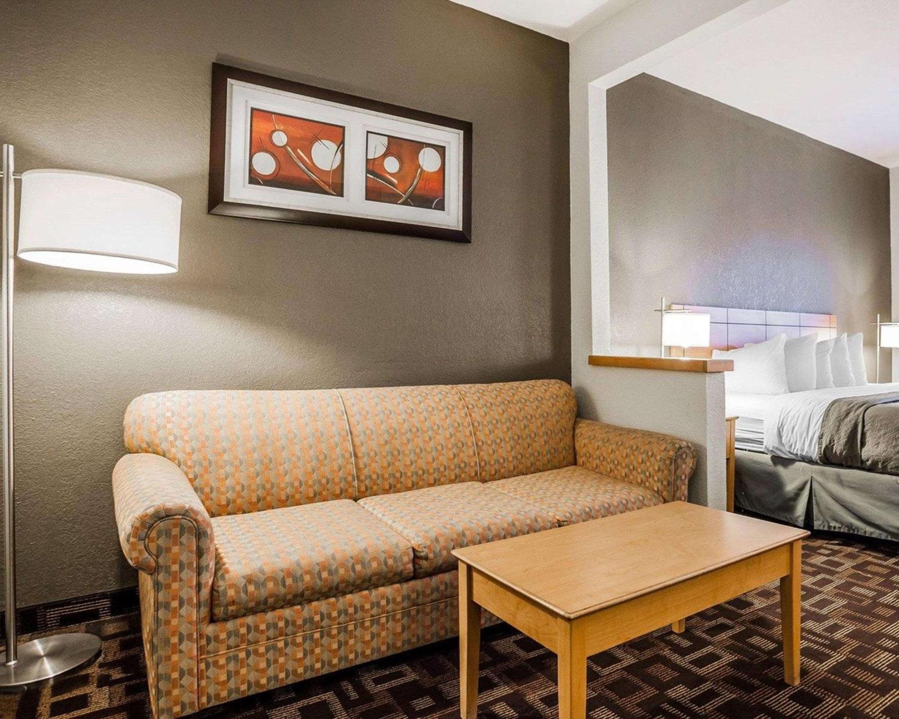 King Suite - Non-Smoking photo 3
